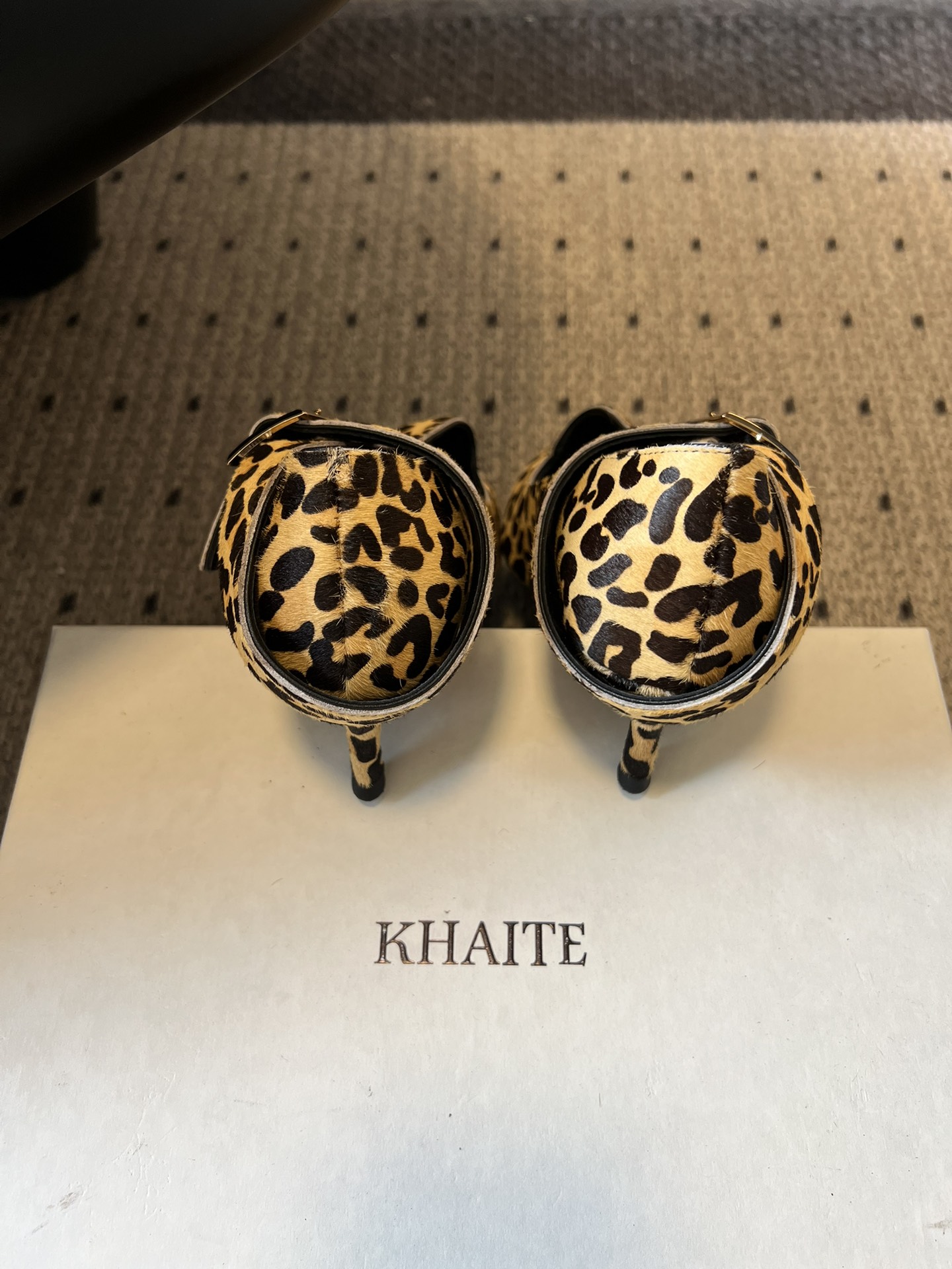 Khait*26ss尖头一字带金属扣低跟高跟鞋采用尖头造型，视觉上拉长腿部线条，兼具精致感与气场；搭配玛