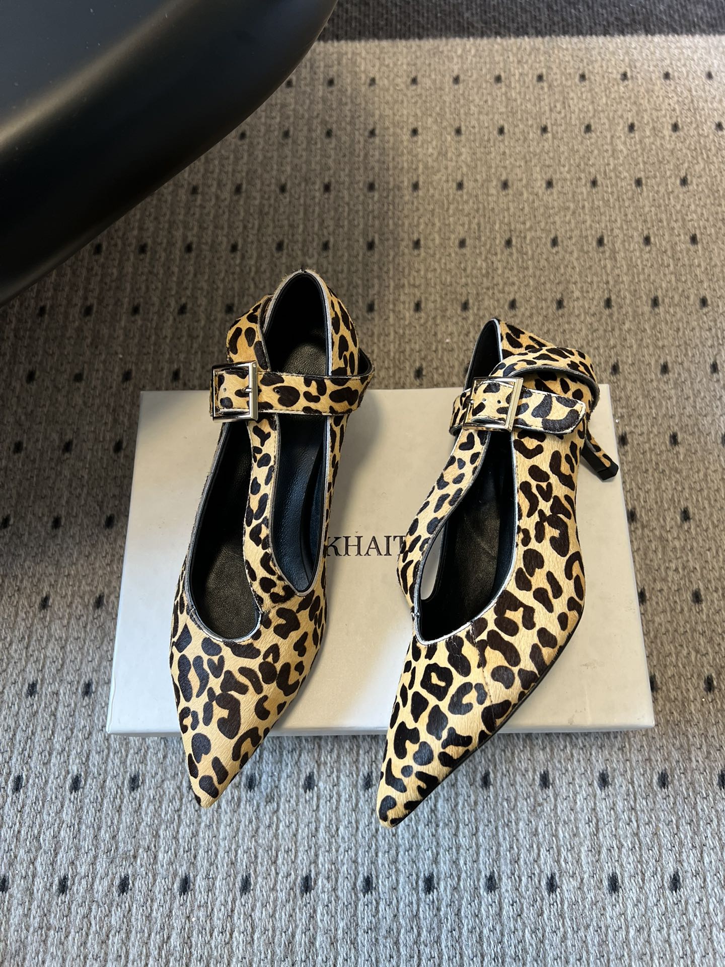 Khait*26ss尖头一字带金属扣低跟高跟鞋采用尖头造型，视觉上拉长腿部线条，兼具精致感与气场；搭配玛