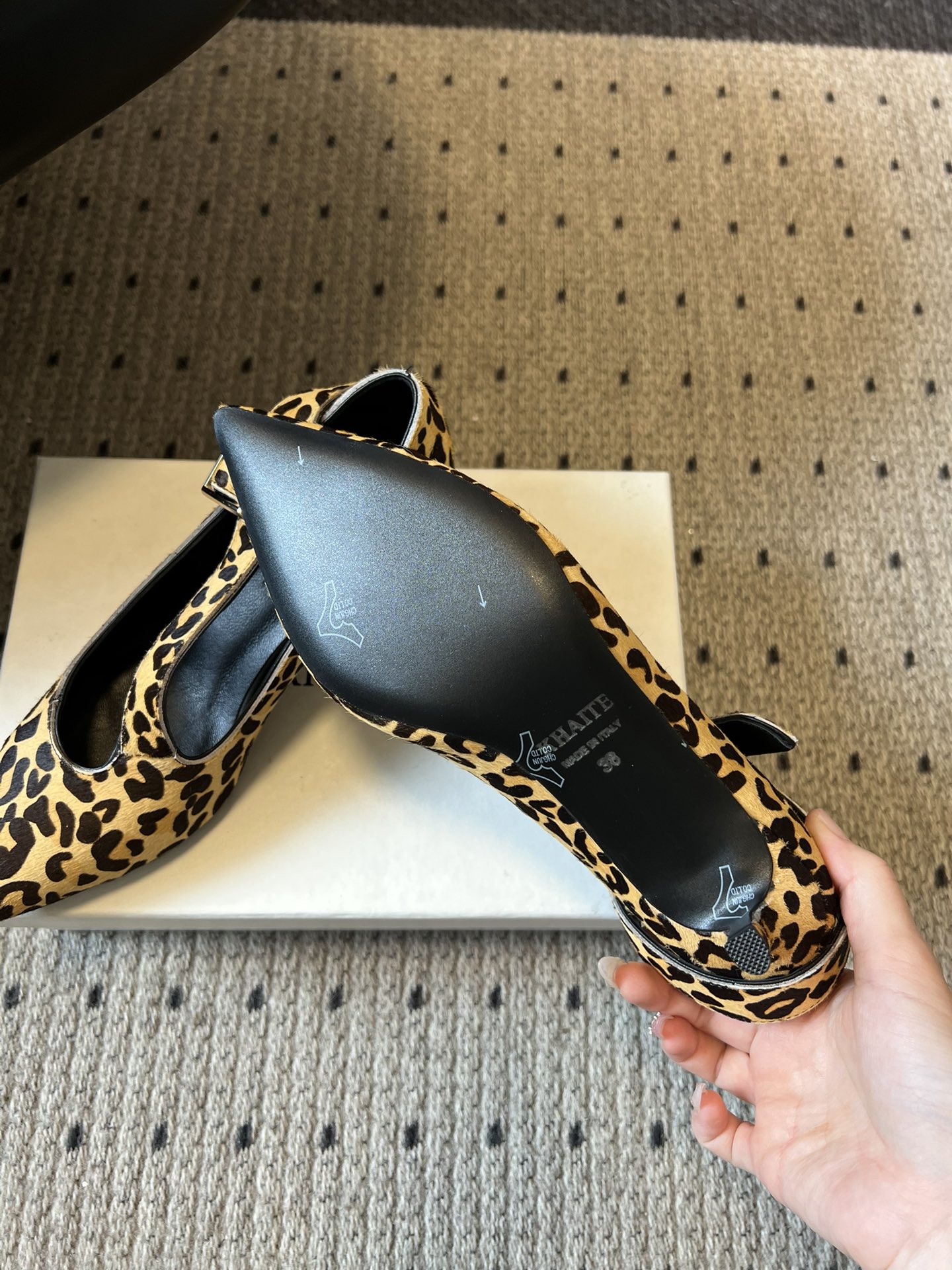 Khait*26ss尖头一字带金属扣低跟高跟鞋采用尖头造型，视觉上拉长腿部线条，兼具精致感与气场；搭配玛