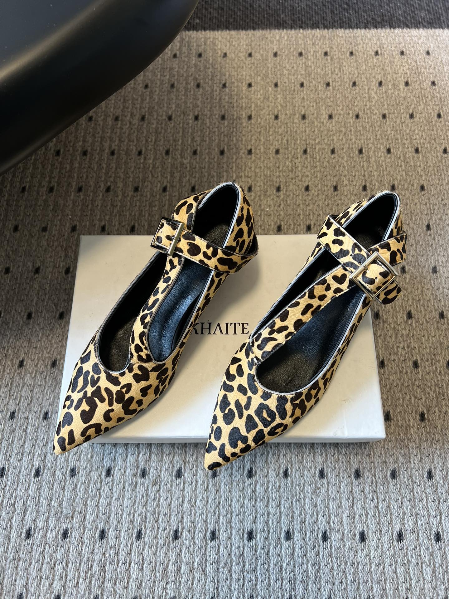 Khait*26ss尖头一字带金属扣低跟高跟鞋采用尖头造型，视觉上拉长腿部线条，兼具精致感与气场；搭配玛