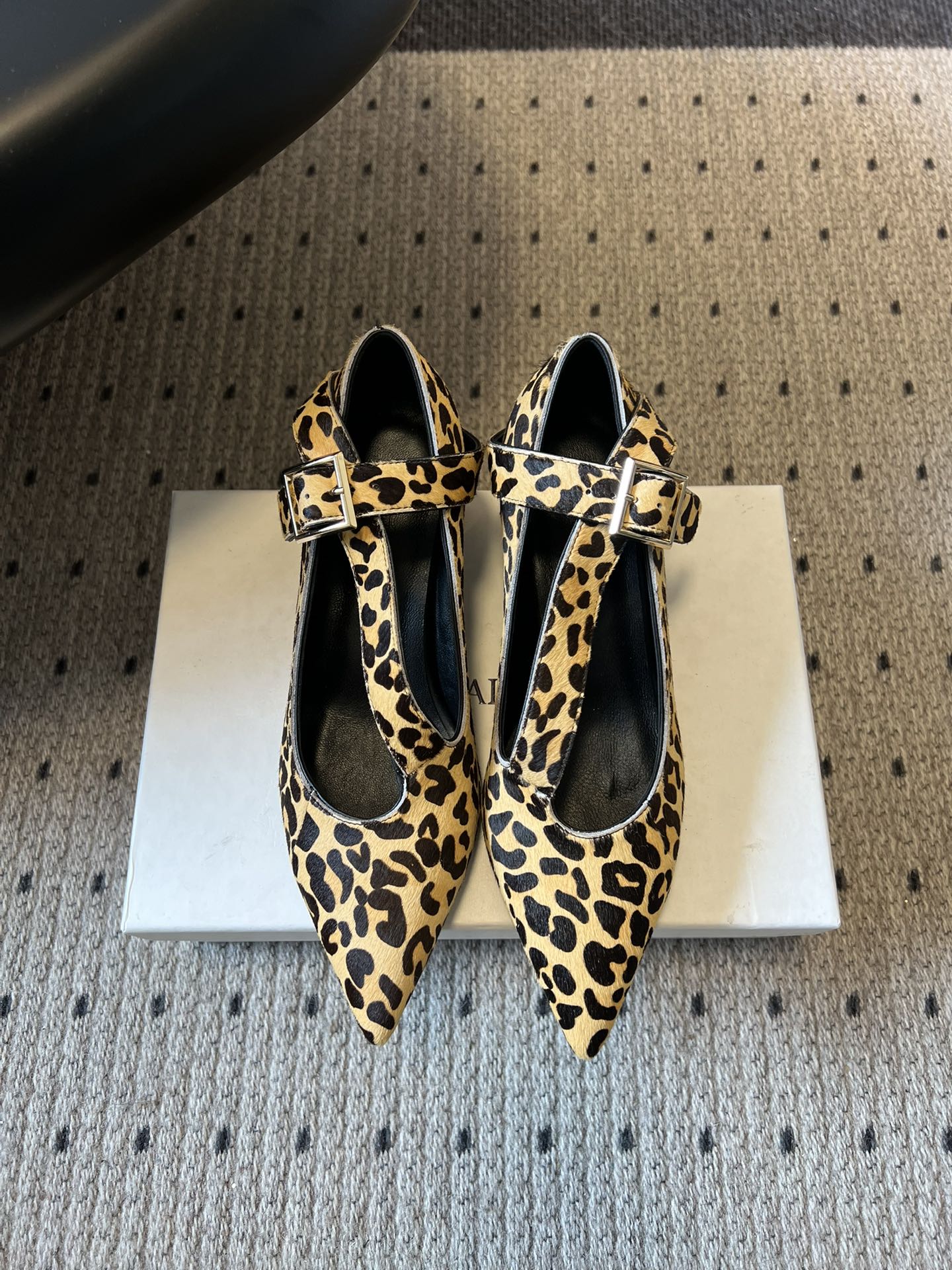 NO:679865,Khait*26ss low-heeled high-heeled shoes with pointed toe straps and metal buckles adopt a pointed toe shape, visually elongating the leg line, and giving a sense of sophistication and aura; paired with a Mary Jane strap + metal buckle design, it is retro and can fix the feet, improving wearing stability;  The shoe shape is shallow and low-heeled, which combines beauty and comfort for daily wear. The upper is made of horse hair, which is soft to the touch and has a natural texture. The horse hair of the leopard print model also highlights the wild details; the metal buckle accessories are exquisitely made, enhancing the overall texture and high-end sense. Horse hair upper, sheepskin lining, Italian leather outsole, increased by 5cm, size 35-41 (customized sizes 40 and 41 are not returnable), single shoes, mary  jane,high heels,sheepskin,leather soles19860909Khait*26ss尖头一字带金属扣低跟高跟鞋 采用尖头造型,视觉上拉长腿部线条,兼具精致感与气场；搭配玛丽珍一字带+金属扣设计,复古又能固定脚部,提升穿着稳定性； 鞋型为浅口低跟款,兼顾美观与日常穿着的舒适度.鞋面使用马毛材质,触感柔软且带有自然的纹理质感,豹纹款的马毛还凸显了野性细节；金属扣配件做工精致,提升了整体的质感与高级感. 鞋面马毛 内里羊皮 大底意大利真皮大底 增高5cm size35-41码（40、41码定制不退换）,单鞋,mary jane,high heels,sheepskin,Leather soles,Women's Shoes