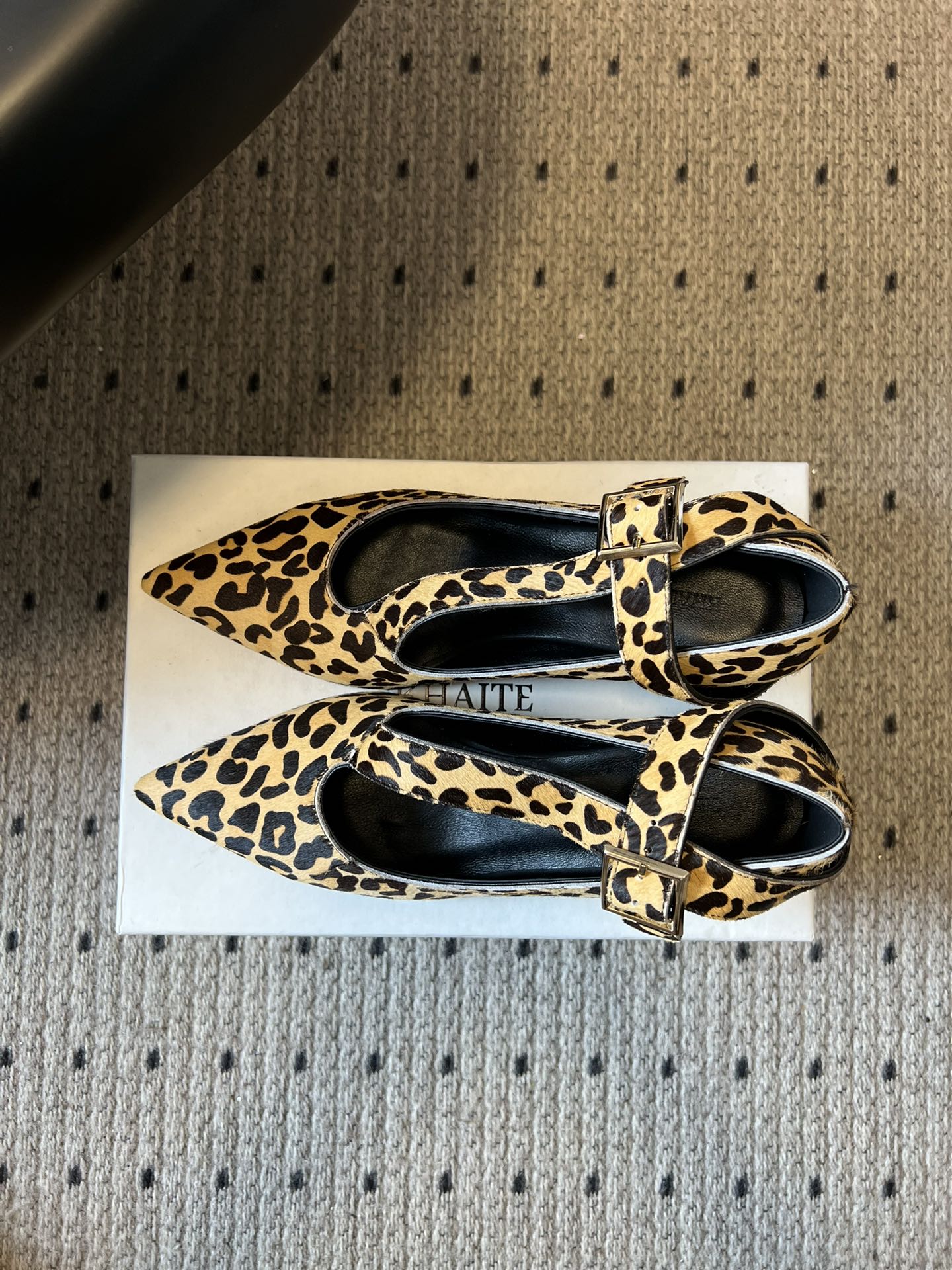 Khait*26ss尖头一字带金属扣低跟高跟鞋采用尖头造型，视觉上拉长腿部线条，兼具精致感与气场；搭配玛