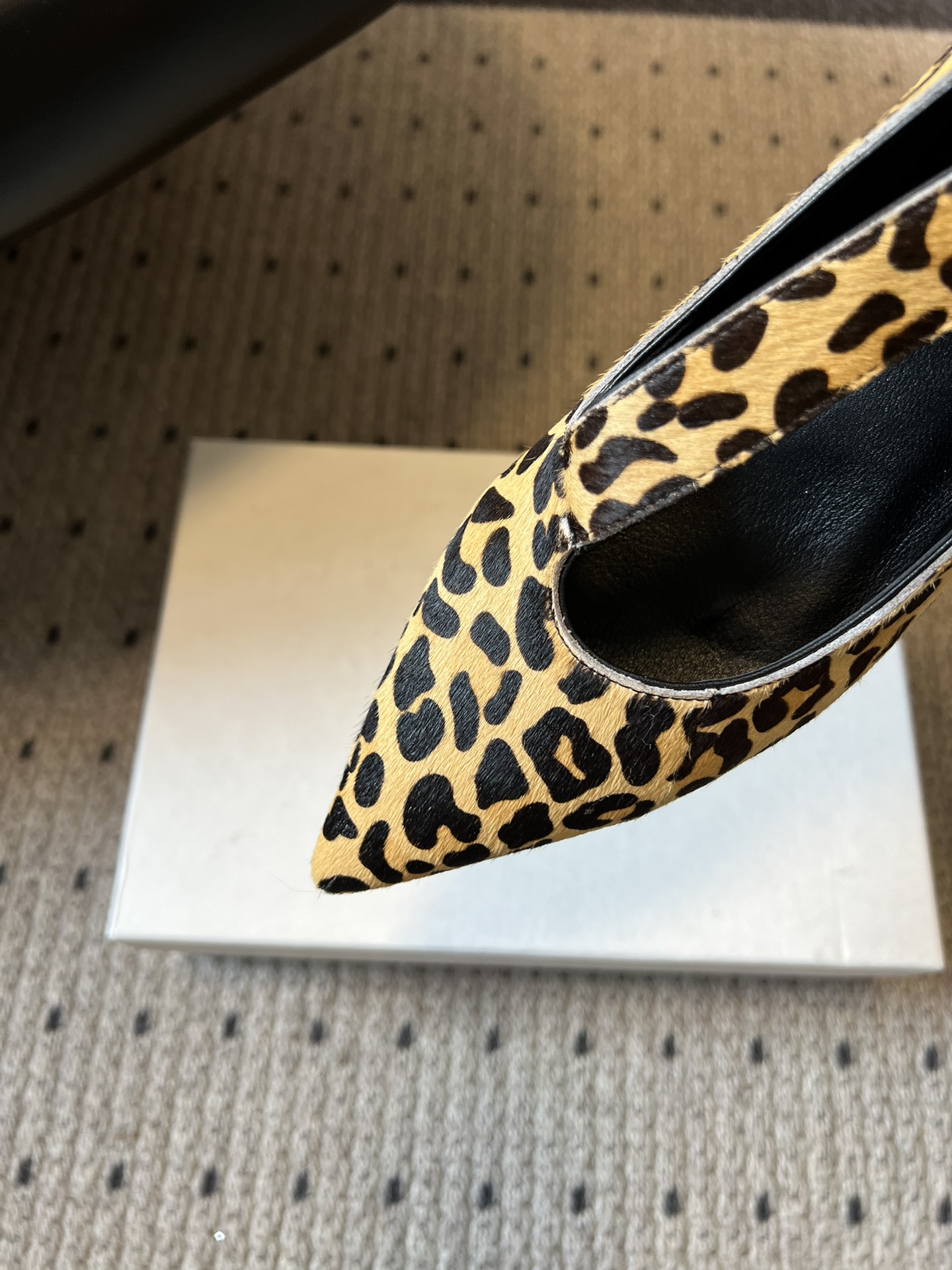 Khait*26ss尖头一字带金属扣低跟高跟鞋采用尖头造型，视觉上拉长腿部线条，兼具精致感与气场；搭配玛