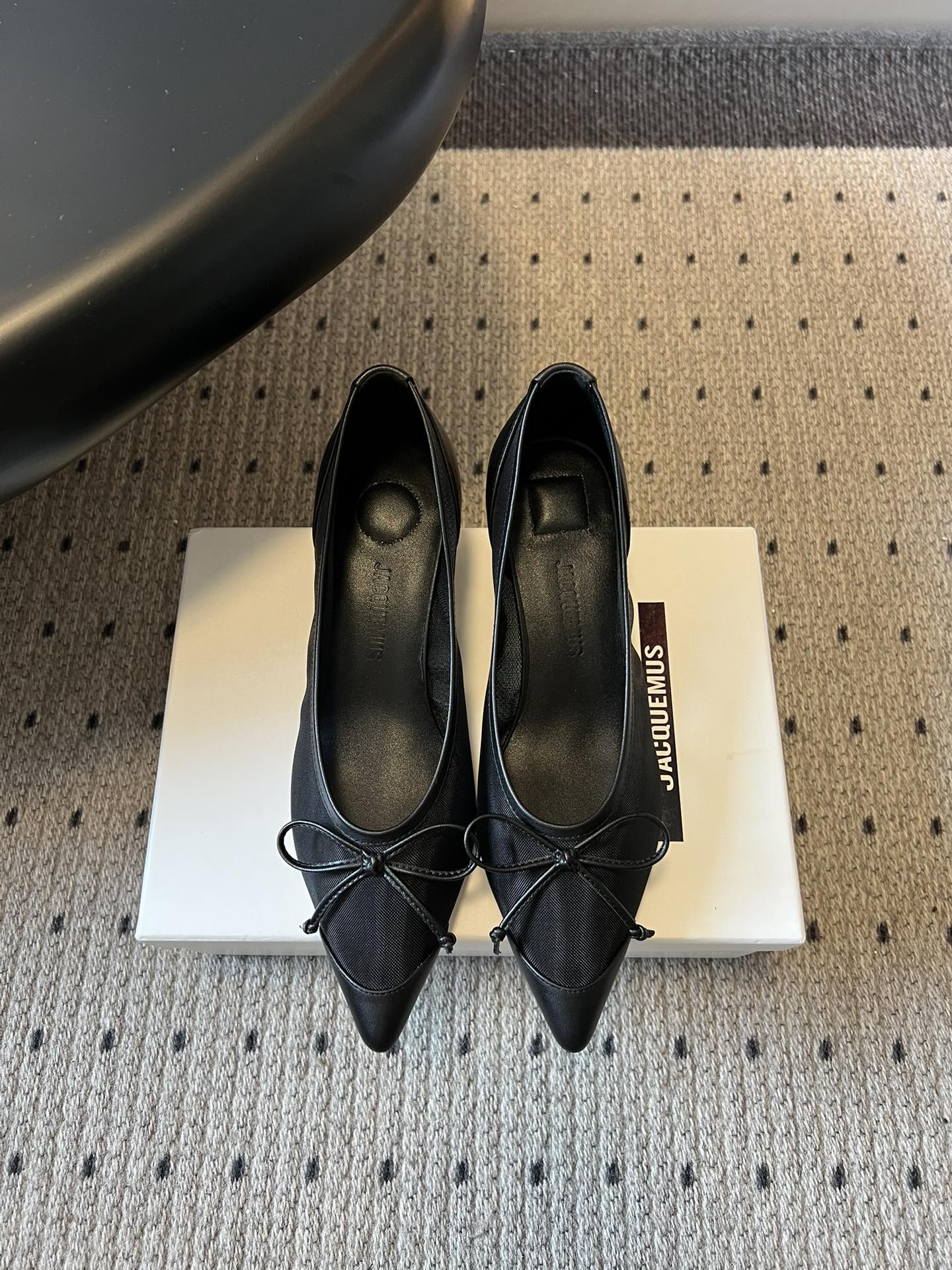 NO:695118,Jacquemus 26ss pointed toe, shallow mouth, breathable bow small high heels. The burgundy model is made of matte leather, with a delicate texture and a sense of luxury; the off-white model is made of soft leather, with a soft and waxy touch that fits the shape of the foot; the black model is made of velvet/mesh material with a hazy texture; the thin ribbon of the bow has a strong hand-made feel, neat stitching, and the details reflect the brand's craftsmanship.  The three classic colors of burgundy, off-white, and black are selected for color matching, which are suitable for French, commuting, light and sophisticated styles; the overall style is a combination of French minimalist style and feminine goddess style, which is suitable for daily casual matching, and can also be integrated into exquisite commuting or dating styles. Upper cowhide/mesh Lining sheepskin Outsole Italian leather outsole Increased by 5cm Size 35-41 (40 and 41 sizes are customized and non-refundable), single shoes Mary Jane, mary  jane,cowhide,sheepskin,Leather soles19860909Jacquemus 26ss尖头浅口透气蝴蝶结小高跟 酒红款为哑光皮革,质感细腻且自带高级感；米白款是软质皮质,触感软糯贴合脚型；黑色款采用丝绒/网纱类材质,带有朦胧的肌理感；蝴蝶结的细带手工感强,缝线工整,细节处体现品牌工艺. 配色选择酒红、米白、黑色三款经典色,适配法式、通勤、轻熟等多种风格；整体是法式极简风与柔美女神范的结合,既适合日常休闲搭配,也能融入精致的通勤或约会造型. 鞋面牛皮/网 内里羊皮 大底意大利真皮大底 增高5cm size35-41码（40、41码定制不退换）,单鞋玛丽珍,mary jane,cowhide,sheepskin,Leather soles,Women's Shoes