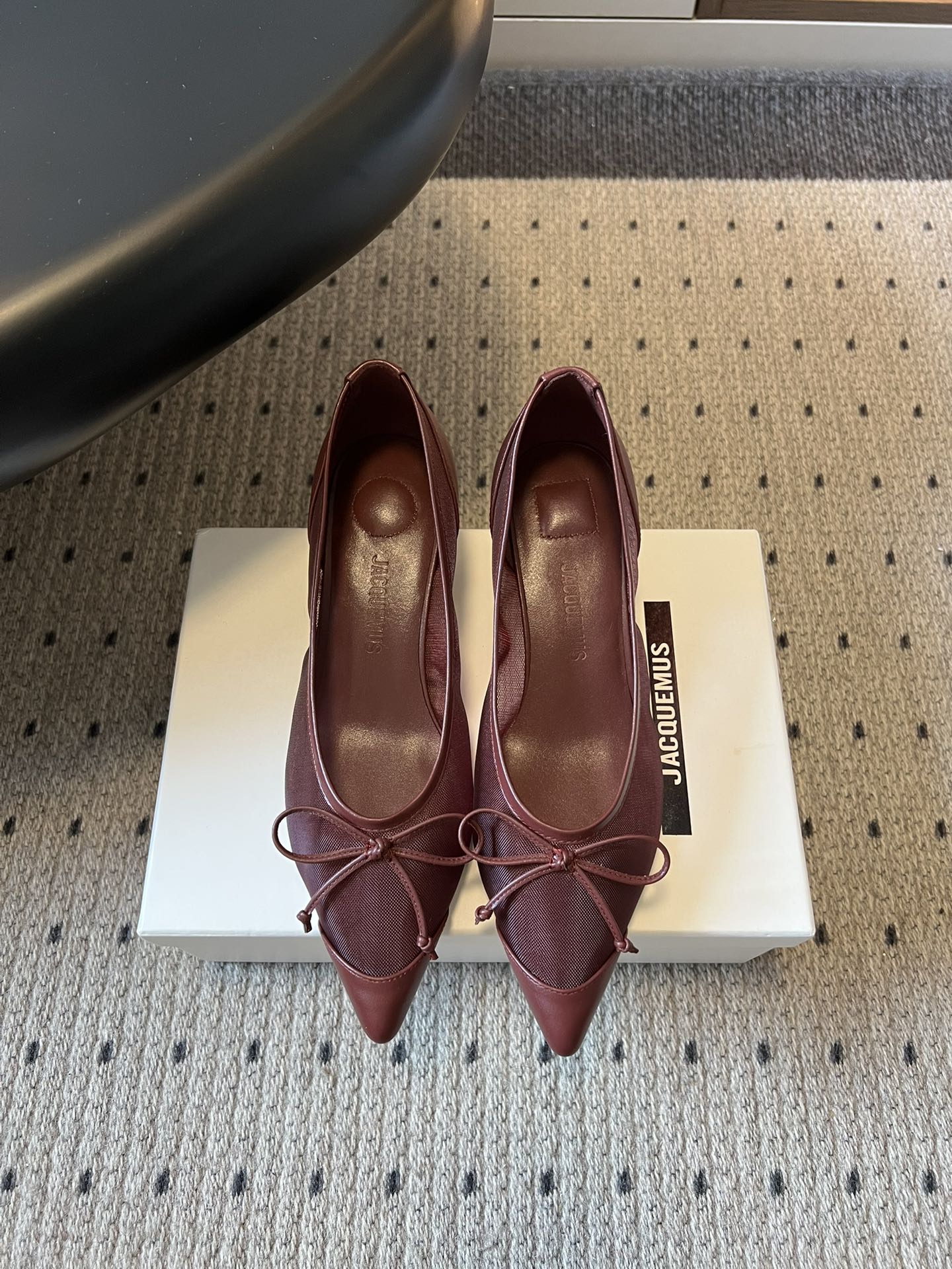 NO:694847,Jacquemus 26ss pointed toe, shallow mouth, breathable bow small high heels. The burgundy model is made of matte leather, with a delicate texture and a sense of luxury; the off-white model is made of soft leather, with a soft and waxy touch that fits the shape of the foot; the black model is made of velvet/mesh material with a hazy texture; the thin ribbon of the bow has a strong hand-made feel, neat stitching, and the details reflect the brand's craftsmanship.  The three classic colors of burgundy, off-white, and black are selected for color matching, which are suitable for French, commuting, light and sophisticated styles; the overall style is a combination of French minimalist style and feminine goddess style, which is suitable for daily casual matching, and can also be integrated into exquisite commuting or dating styles. Upper cowhide/mesh Lining sheepskin Outsole Italian leather outsole Increased by 5cm Size 35-41 (customized sizes 40 and 41 are not returnable), high-heeled shoes, high  heels,cowhide,sheepskin,Leather soles19860909Jacquemus 26ss尖头浅口透气蝴蝶结小高跟 酒红款为哑光皮革,质感细腻且自带高级感；米白款是软质皮质,触感软糯贴合脚型；黑色款采用丝绒/网纱类材质,带有朦胧的肌理感；蝴蝶结的细带手工感强,缝线工整,细节处体现品牌工艺. 配色选择酒红、米白、黑色三款经典色,适配法式、通勤、轻熟等多种风格；整体是法式极简风与柔美女神范的结合,既适合日常休闲搭配,也能融入精致的通勤或约会造型. 鞋面牛皮/网 内里羊皮 大底意大利真皮大底 增高5cm size35-41码（40、41码定制不退换）,高跟鞋单鞋,high heels,cowhide,sheepskin,Leather soles,Women's Shoes