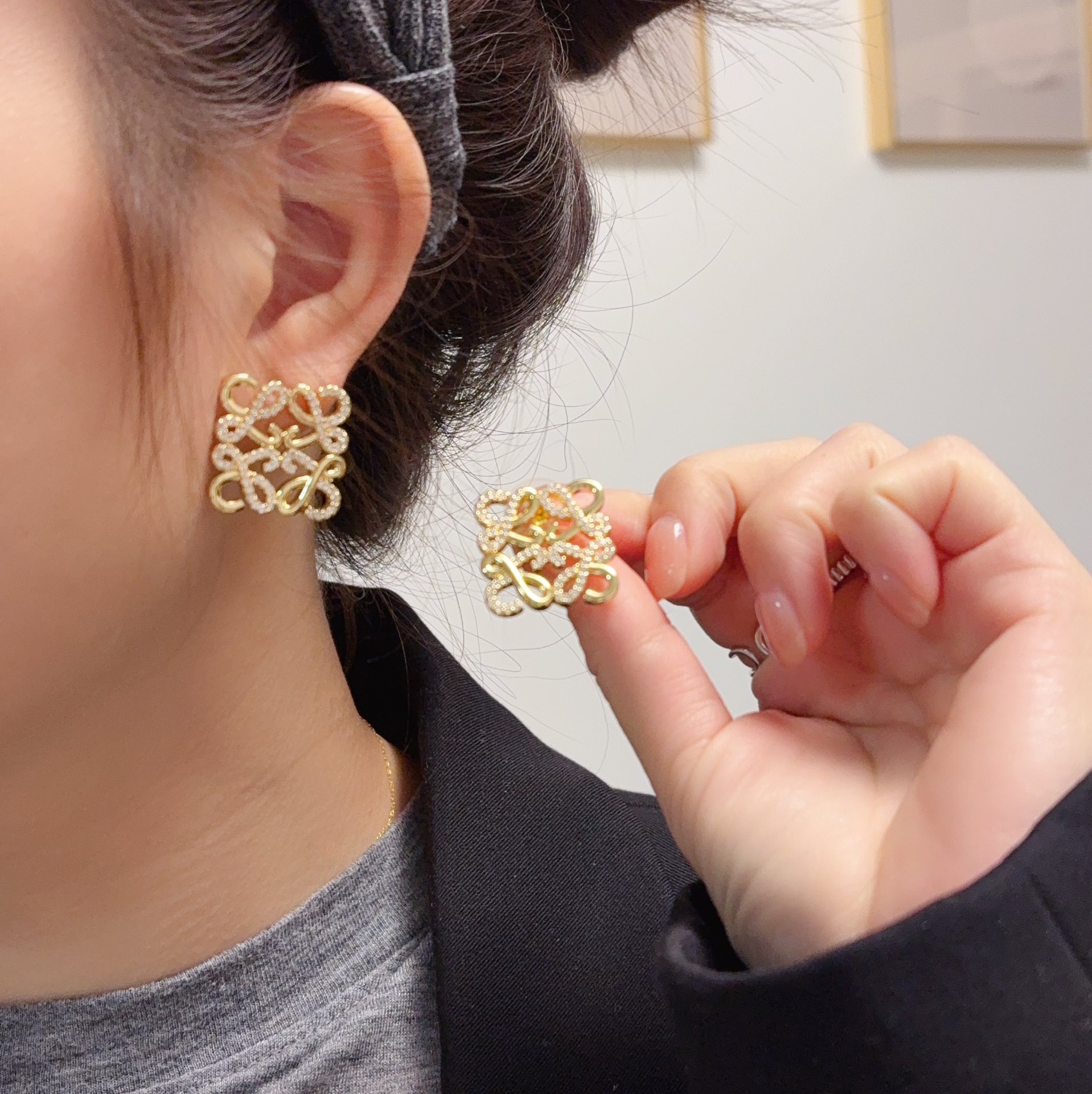 NO:678498,The new LOEWE half-diamond square high-quality earrings. I immediately fell in love with L0EWE Anagram wire-wrapped three-dimensional hanging earrings and a hoop buckle with LOEWE carved rhombus buckle at the first sight. It is exquisite and durable. This is very suitable for any daily wear, ZP consistent brass material, the highest version on the entire network, any comparison is welcome, small details need to be compared, fine jewelry, loewe, loewe, earrings19860909新款 罗意威LOEWE镶半钻正方形高品质耳钉 第一眼看到立马就喜欢上了 L0EWE 罗意威 Anagram缠丝立体吊耳环以及一个带有LOEWE雕花菱形扣的圈形搭扣,精致耐看 这款非常适合日常任何穿搭,ZP一致黄铜材质,全网最高版本,欢迎任意对比, 小细节要对比,饰品精品,loewe,loewe,earrings,Jewelry