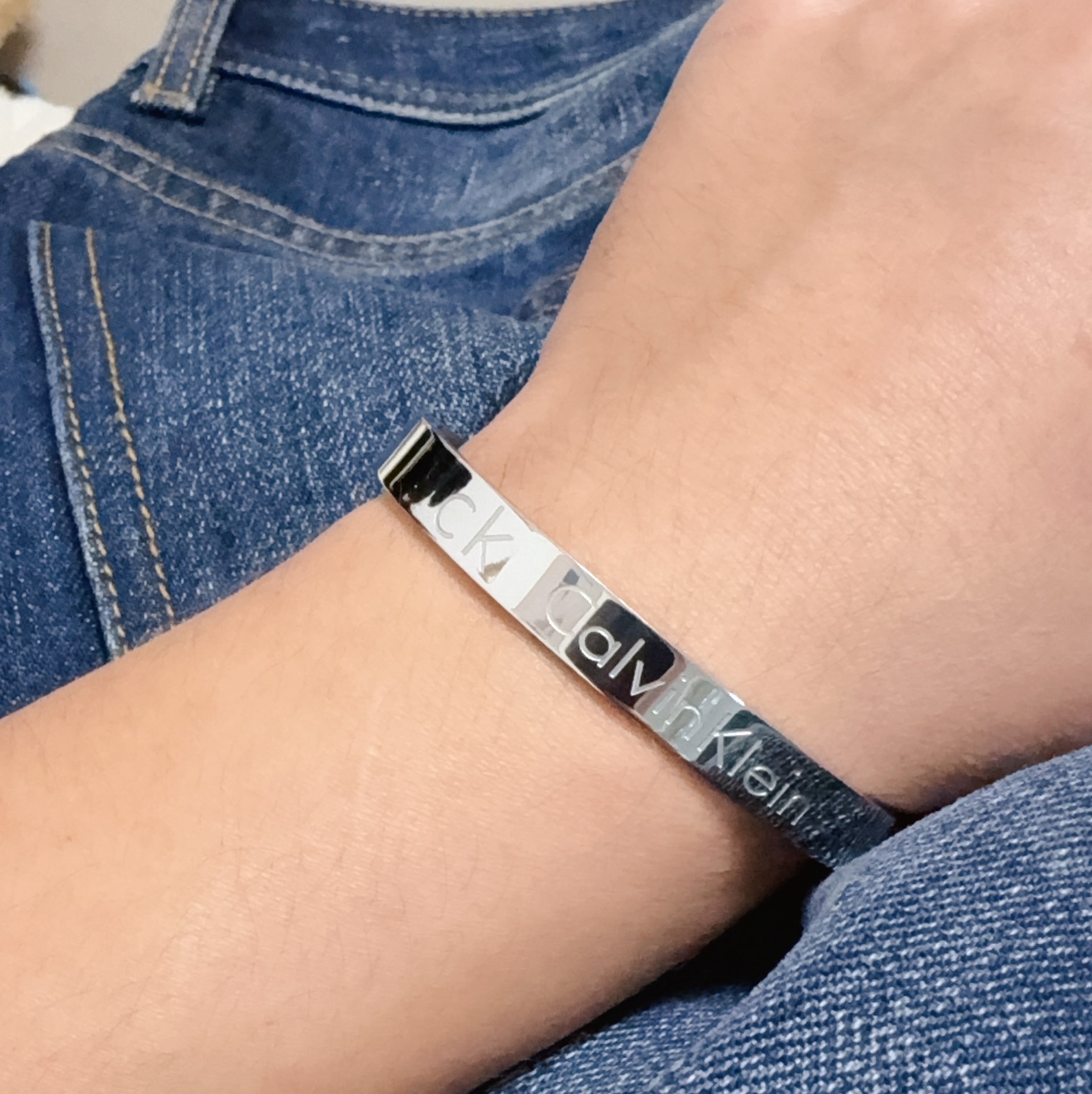 NO:678513,The new Calvin Klein medium size unisex bracelet CK super heavy bling bling, the color matching is very good and has a high-end feel. It has a high-end goddess temperament. The 14K stainless steel material is not allergic and does not fade. One-to-one exquisite craftsmanship, extremely classic charm, high cost performance. A must-have choice. Size 19cm, one size fits all, boutique jewelry, louis vuitton, bracelet19860909新款Calvin Klein凯文克莱中号中性款手镯CK超重工bling bling,颜色搭配得非常好高级感 女神气质高端 14K精钢材质不过敏不褪色.一比一精美工艺,经典至极的魅物,性价比高 必备必入之选尺寸19cm均码,饰品精品,louis vuitton,bracelet,Jewelry