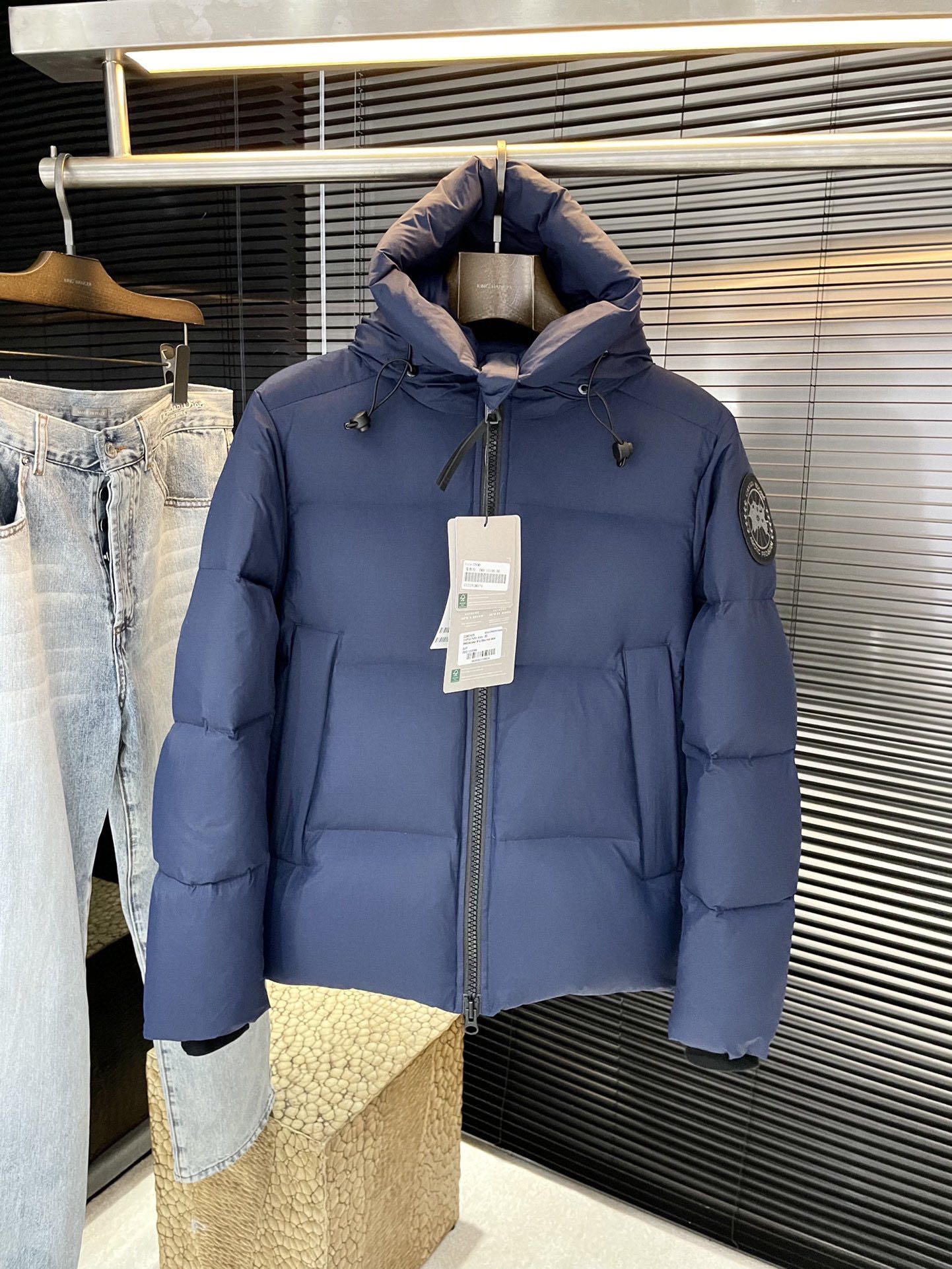 NO:681205,P Canada Goose winter clothing series creates a handsome man and highlights his masculine temperament. Simple and fashionable commuter down jacket. Top-grade imported polyester fiber fabric. The texture is very soft and comfortable against the skin. It has a delicate and smooth texture. It has a super good fit. The upper body is super stylish and handsome. The down jacket feels like it is wrapped in a top-notch duvet. It is warm and comfortable. The version is a simple design with three-dimensional cutting. It simply adds points to the whole piece of clothing. The whole piece is warm and has high fluffiness.  National standard 90 white duck down filling has good resilience and can rebound immediately after compression. It is very light, delicate and soft. The better the down, the lighter it is, but the fluffy and fluffy ones are fluffy and light. The upper body is warm and stylish without feeling heavy. It is very wearable and does not look bloated. It can well prevent cold wind invasion!  The first choice for high quality. Compare the details and fabrics. You will know what grade of goods we sell!  Size S to XXL,,down jacket,19860909P  Canada Goose（加拿大鹅）冬装系列 打造帅气型男 彰显男士气质 简约时尚通勤羽绒服 顶级进口聚脂纤维面料 质感很轻柔 贴肤都舒适 细腻顺滑质感 超级好版型 上身超级有型的帅气 羽绒服就感觉包裹了一层顶级的羽绒被 温暖而舒适 版型是立体裁剪的设计简约款 简直给整件衣服加分,整件保暖蓬松度高 国标90白鸭绒填充 回弹力好 压缩后能马上立马回弹起来 非常轻盈 细腻柔软 越好的绒是越轻 但是体积蓬松越大的 蓬松轻盈 上身保暖有型 又不会有负重感 实穿性非常强 不显臃肿 可以很好的防止寒风侵袭！高品质首选 大家到时比一比细节 面料 做你就知道我们卖的是什么级别的货色了！尺码 S一XXL,,down jacket,,Men's clothing