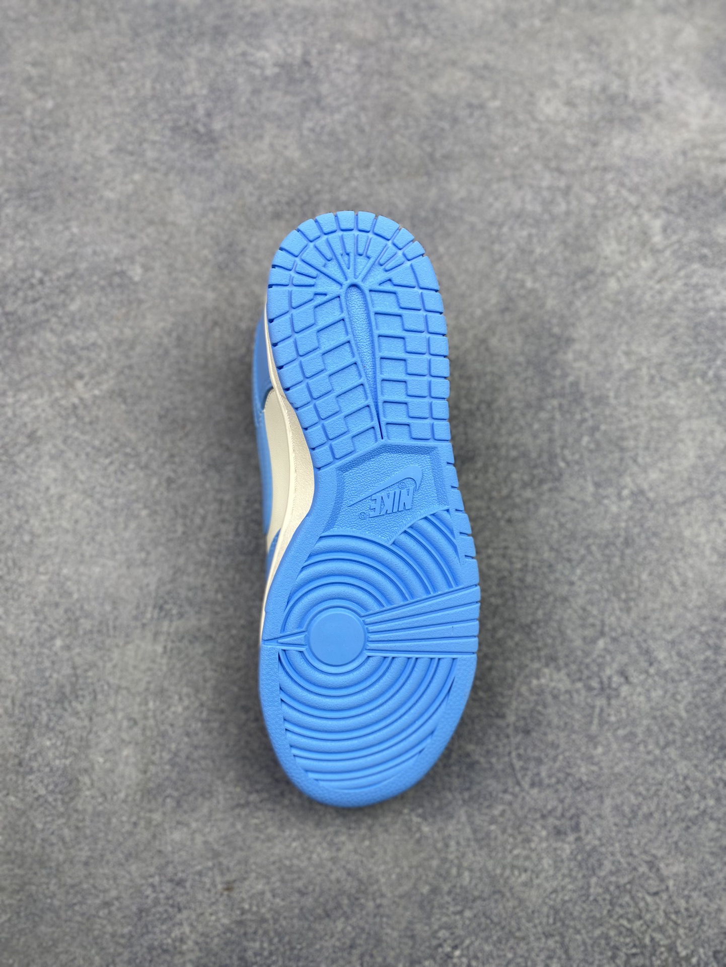 特价神版独家版型蒸餾加工帶來的是更好的视觉和脚感体验 耐克Nike SB Dunk Low Retro