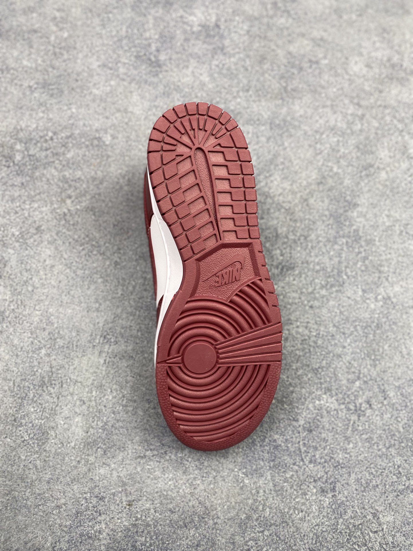 特价神版独家版型蒸餾加工帶來的是更好的视觉和脚感体验 耐克Nike SB Dunk Low Retro