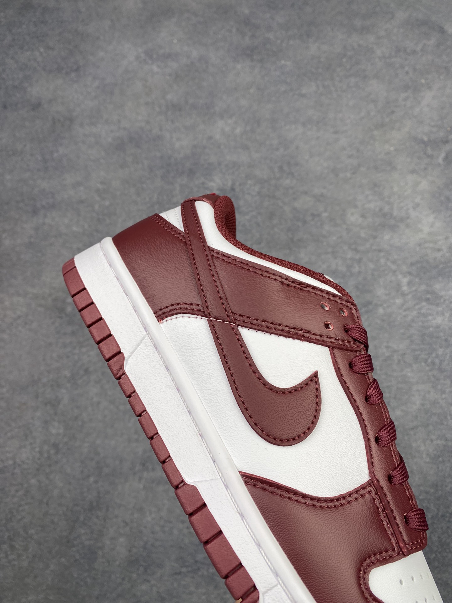 特价神版独家版型蒸餾加工帶來的是更好的视觉和脚感体验 耐克Nike SB Dunk Low Retro