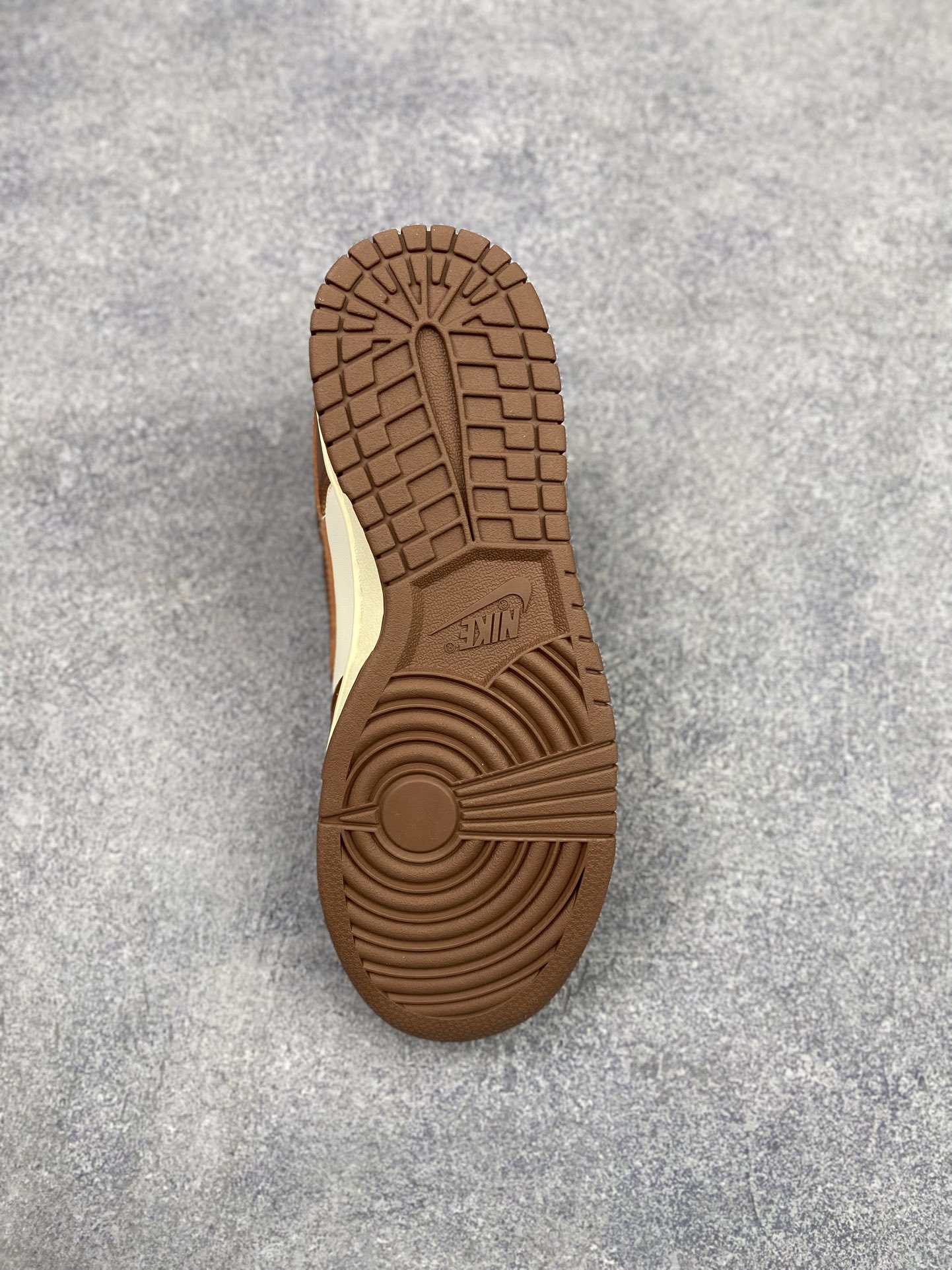 特价神版独家版型蒸餾加工帶來的是更好的视觉和脚感体验 耐克Nike SB Dunk Low Retro