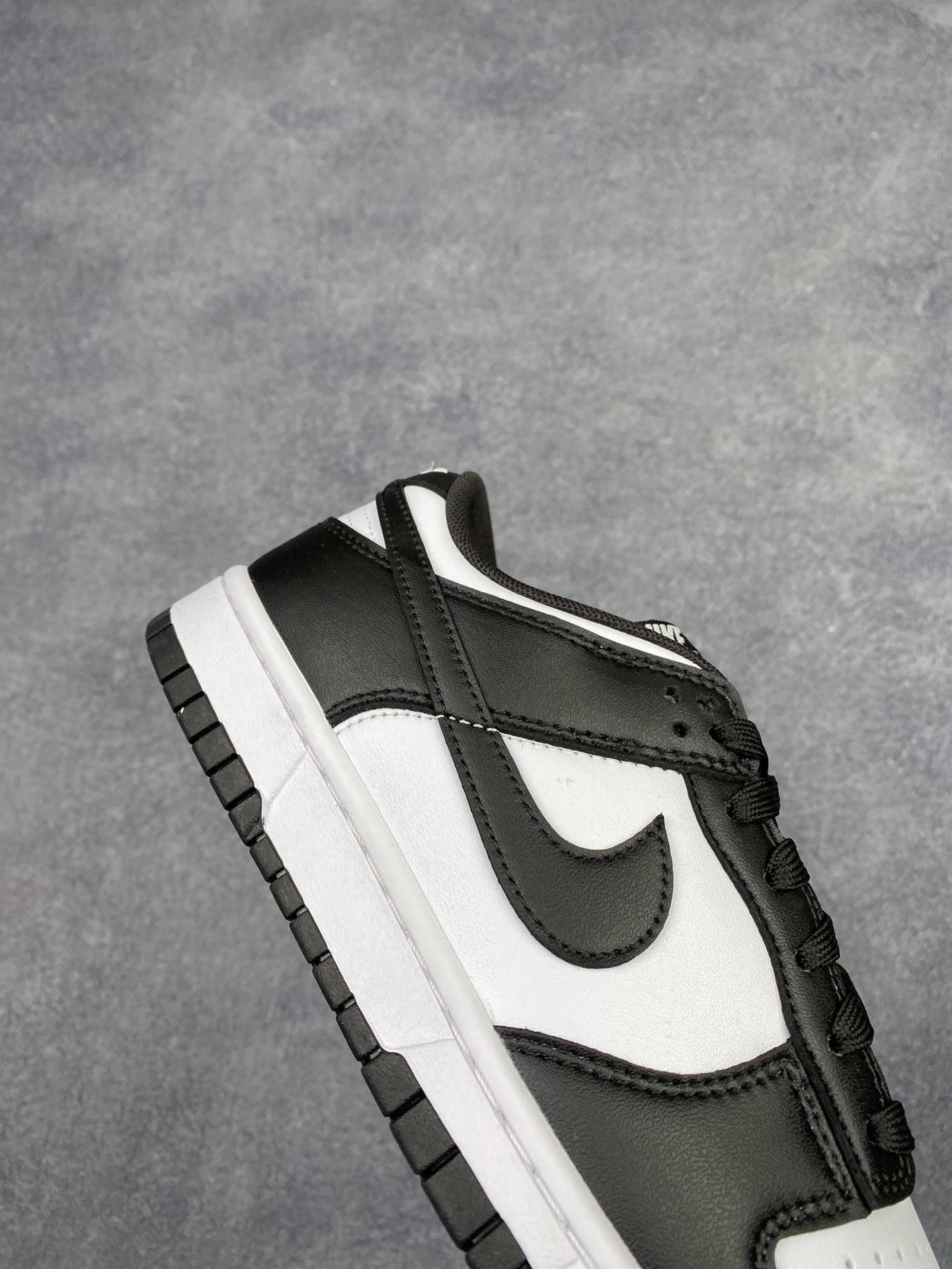 特价神版独家版型蒸餾加工帶來的是更好的视觉和脚感体验 耐克Nike SB Dunk Low Retro