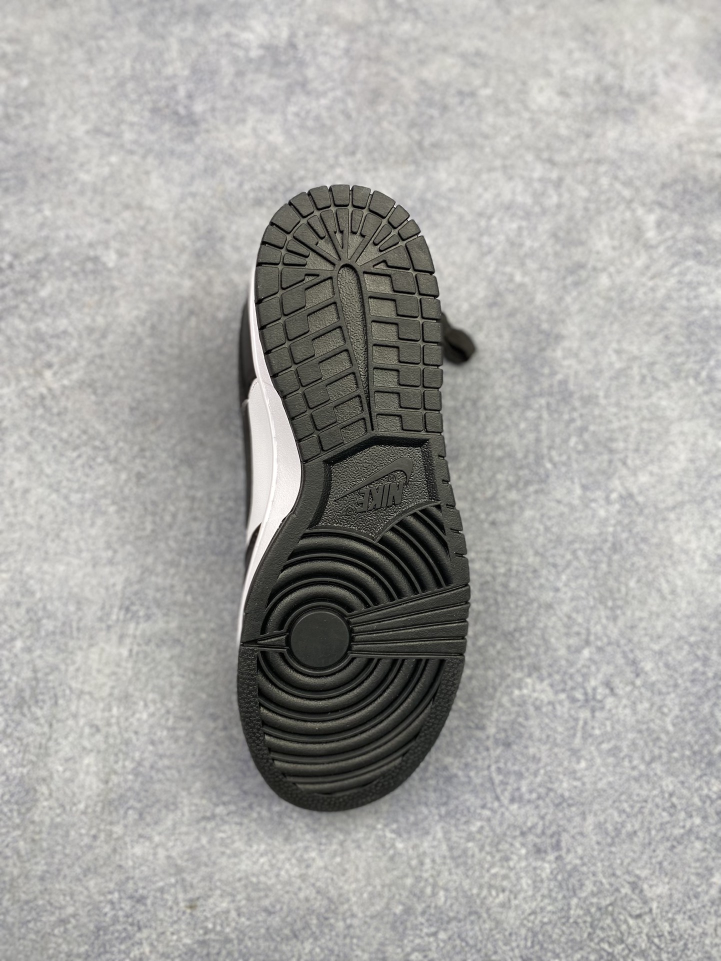 特价神版独家版型蒸餾加工帶來的是更好的视觉和脚感体验 耐克Nike SB Dunk Low Retro