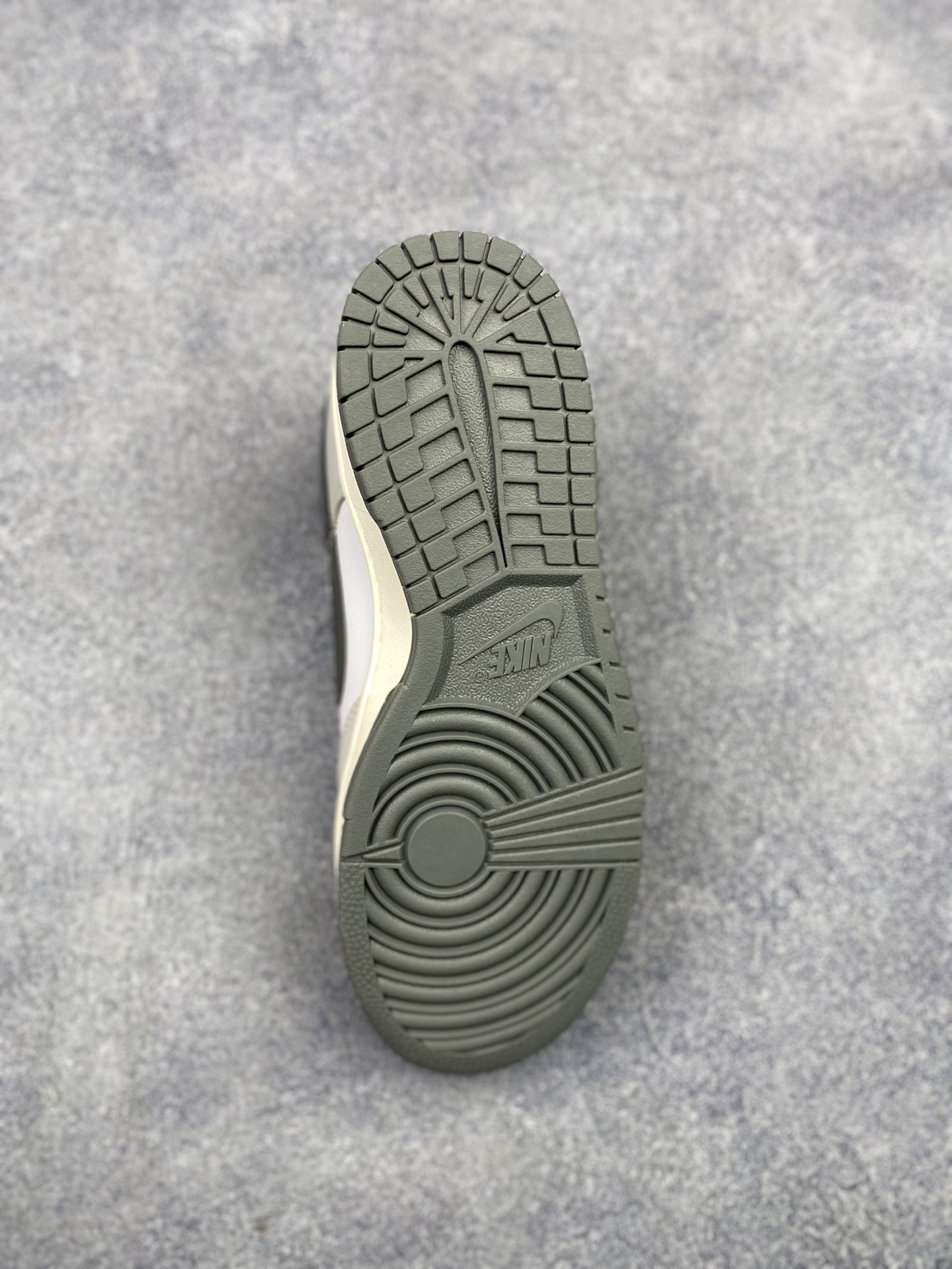 特价神版独家版型蒸餾加工帶來的是更好的视觉和脚感体验 耐克Nike SB Dunk Low Retro