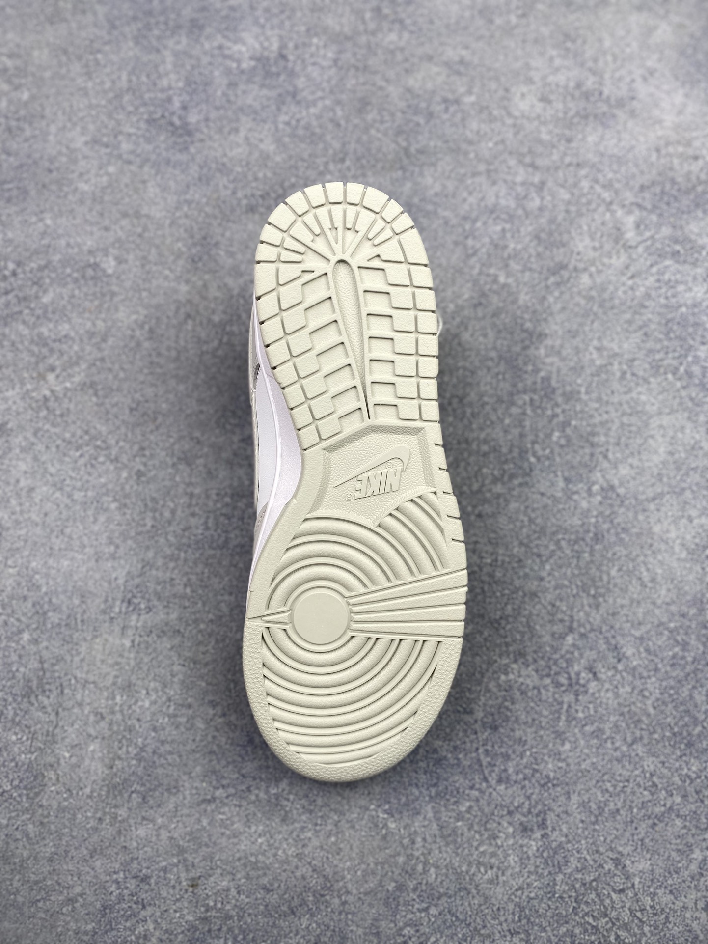 特价神版独家版型蒸餾加工帶來的是更好的视觉和脚感体验 耐克Nike SB Dunk Low Retro