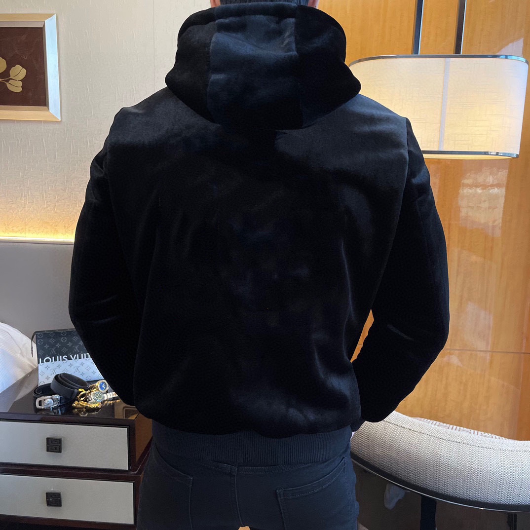 Gucci 品牌: GUCCI 古奇2025ss秋冬大 金丝绒外套 定制高品质聚酯纤维面料 元素logo设计