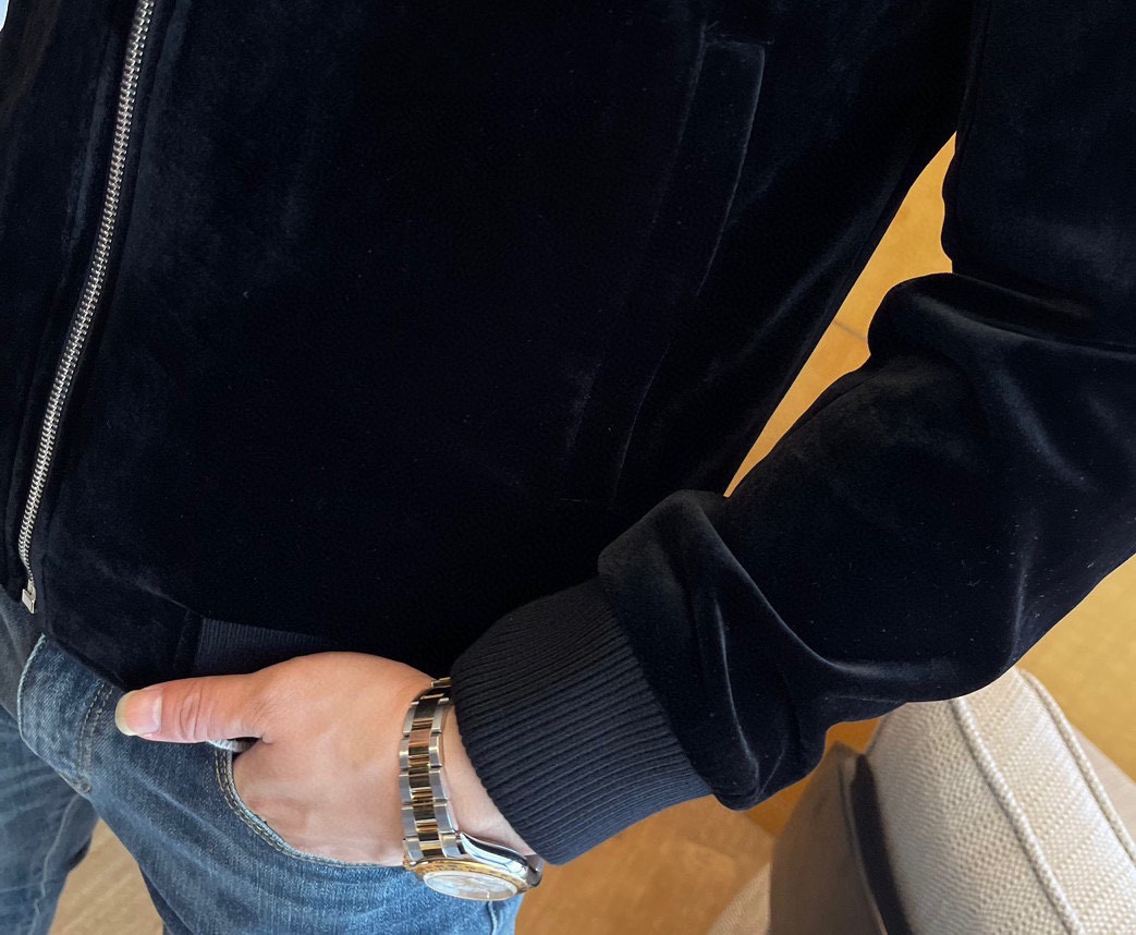 Gucci 品牌: GUCCI 古奇2025ss秋冬大 金丝绒外套 定制高品质聚酯纤维面料 元素logo设计