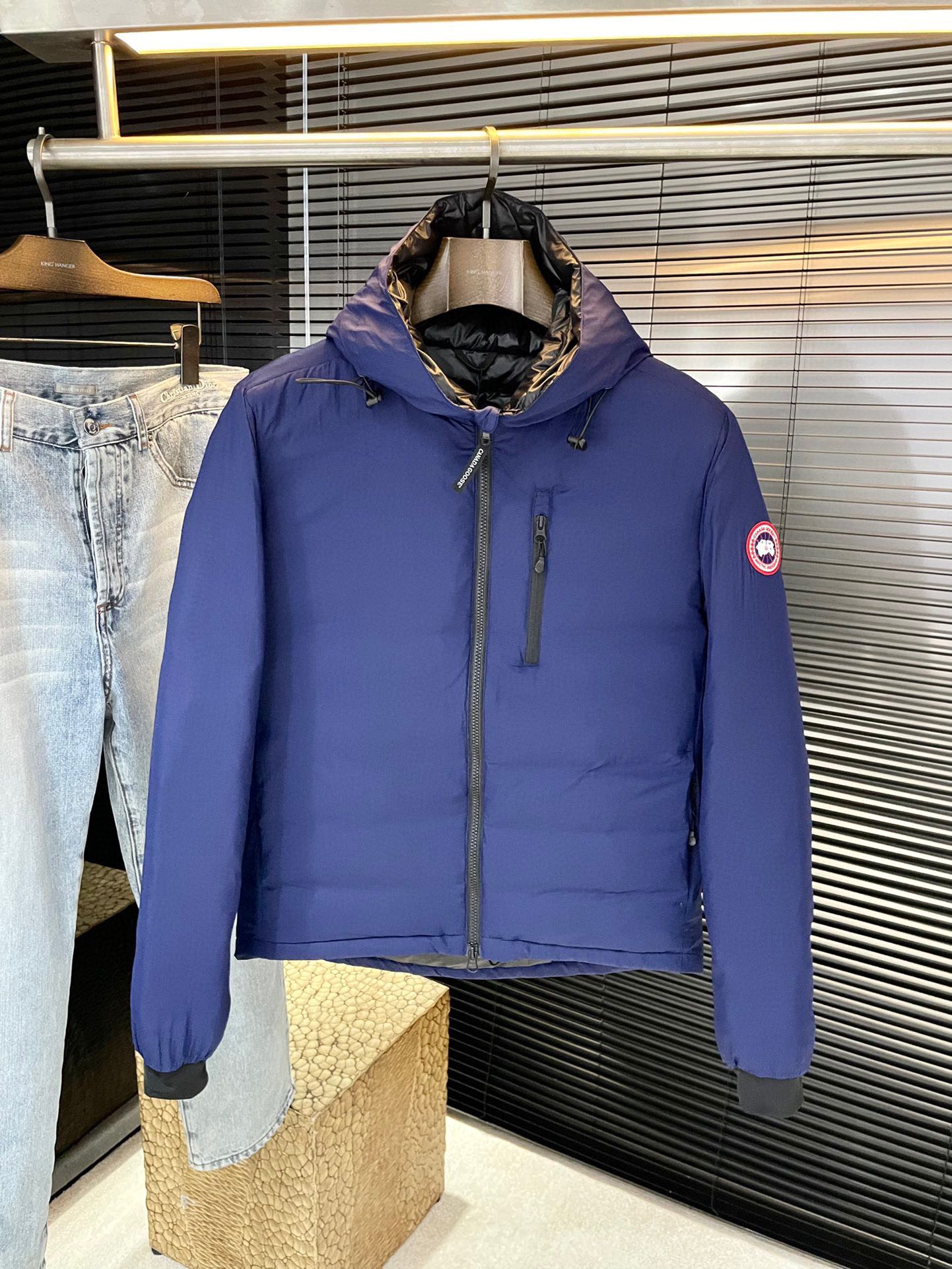 NO:681214,P Canada Goose (Canada Goose) foreign trade export orders!  The latest down jacket is extremely cold-proof, simple and comfortable commuter down, customized with the highest quality 90 white duck down polyester fiber fabric, extremely fluffy, full of filling, light and not weighing down, fashionable and simple, very suitable for sweaters and sweaters, original fabric, warm and stylish purchase level - recommended to keep for yourself!  Sizes S to XXL,,hoodie,sweatshirts,jackets & coats,sweaters,down jacket,19860909P  Canada Goose（加拿大鹅）外贸出口订单！最新羽绒外套 极度防寒 简洁舒适的通勤羽绒,定制最高等90白鸭绒聚脂纤维面料、蓬松度极好,填充物饱满,轻便不压身,时尚简约,内搭卫衣、毛衣都非常合适,原版面料,保暖有型代购级别-推荐自留款！尺码 S一XXL,,hoodie,sweatshirts,jackets & coats,sweaters,down jacket,,Men's clothing