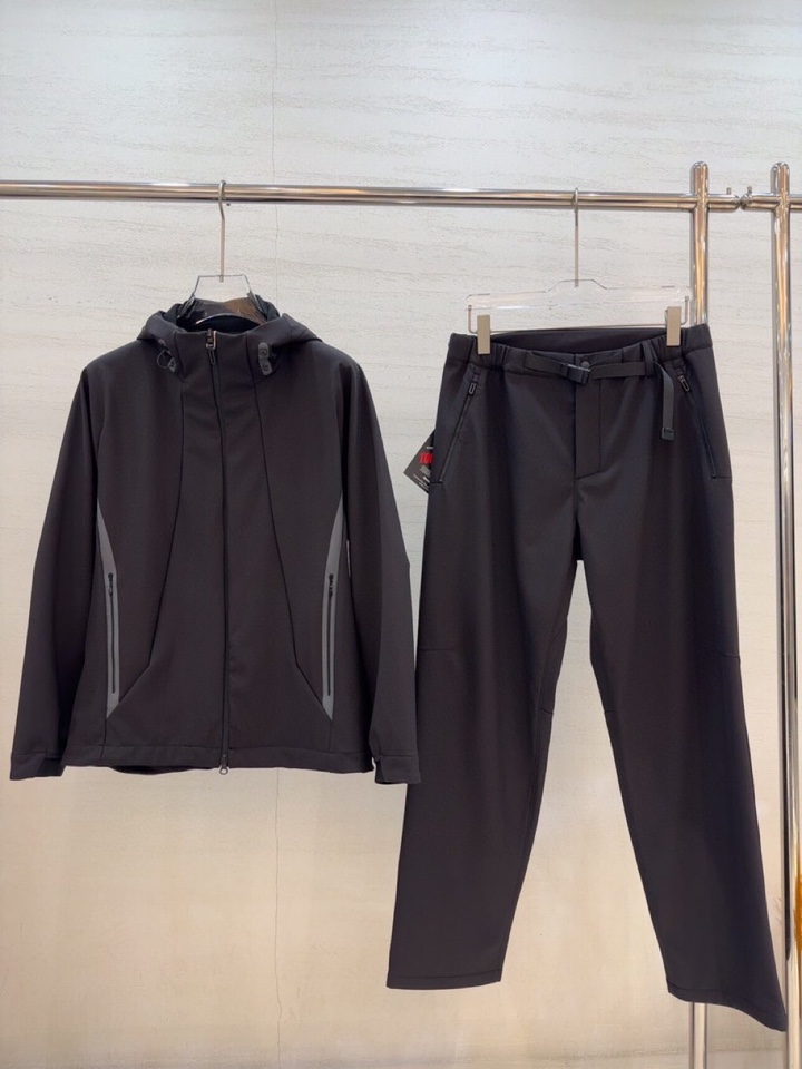 迪桑特DESCENT 2025秋冬上新加厚加绒连帽夹克套装，高端机能系列，甄选日本东丽特力飞面料，面层8