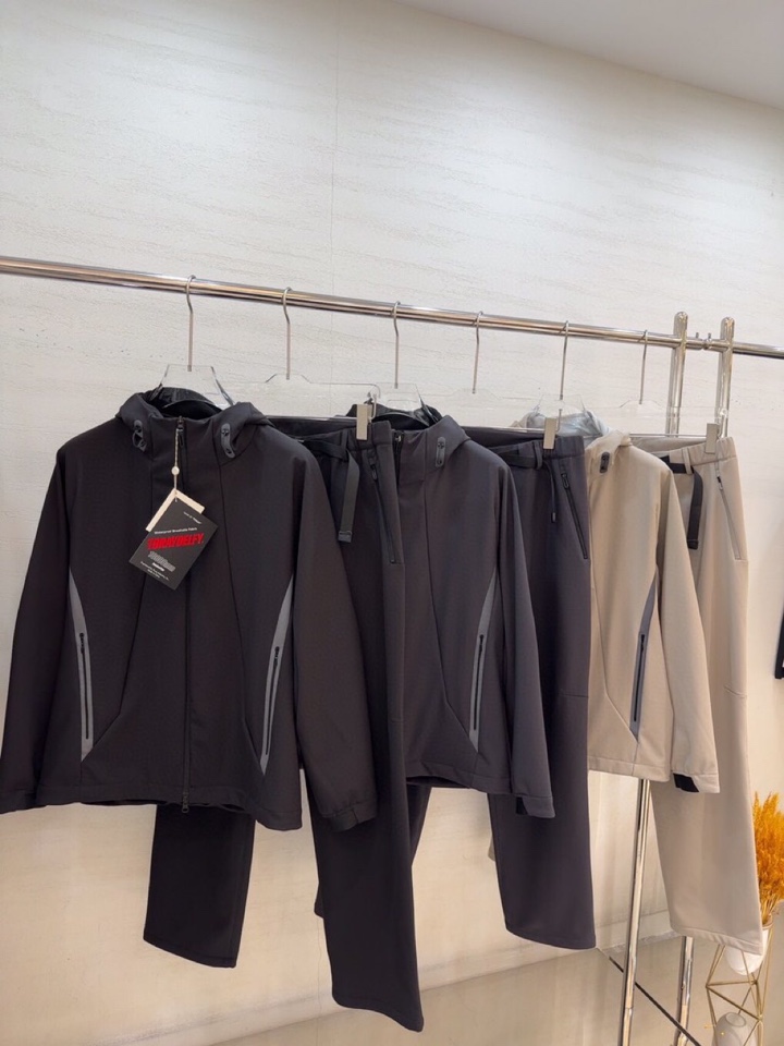 迪桑特DESCENT 2025秋冬上新加厚加绒连帽夹克套装，高端机能系列，甄选日本东丽特力飞面料，面层8