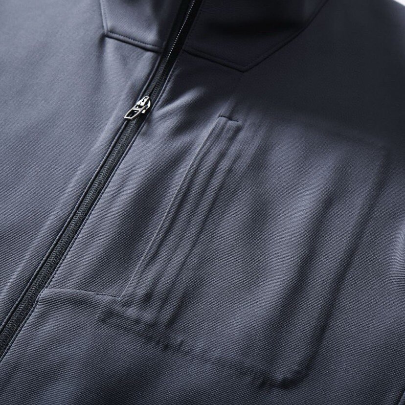 (Arcteryx）始祖鸟25年春季季男士休闲运动立领夹克外套定制面料，日本东丽轻量化提花四面弹。采用快