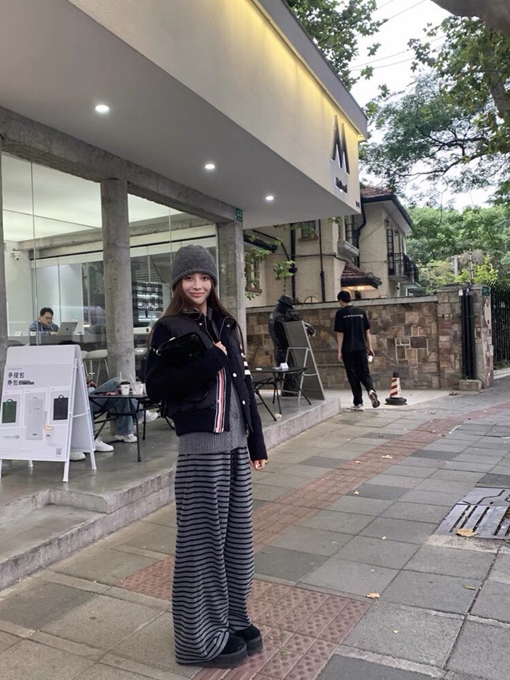 THOM BROWNE 汤姆布朗 TB🌺女款高版本，网红爆款折叠半高领女款羽绒服（含白鸭绒90%） \n