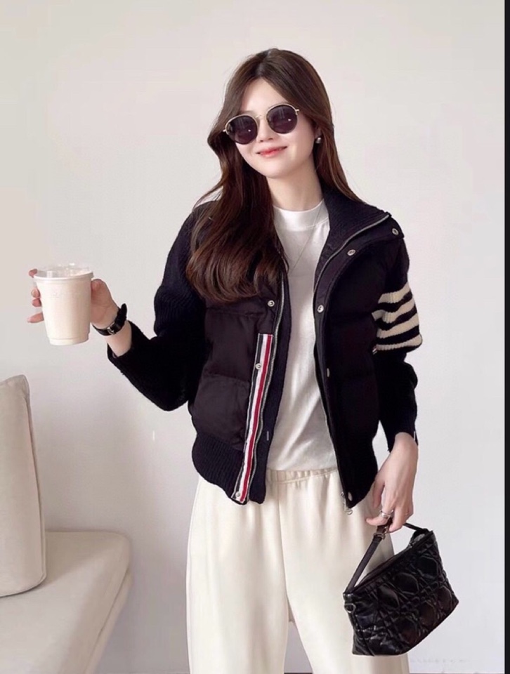 THOM BROWNE 汤姆布朗 TB🌺女款高版本，网红爆款折叠半高领女款羽绒服（含白鸭绒90%） \n