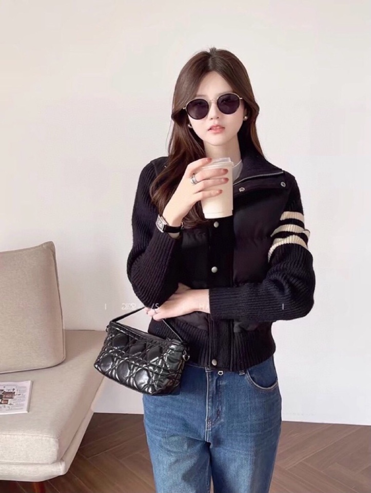 THOM BROWNE 汤姆布朗 TB🌺女款高版本，网红爆款折叠半高领女款羽绒服（含白鸭绒90%） \n