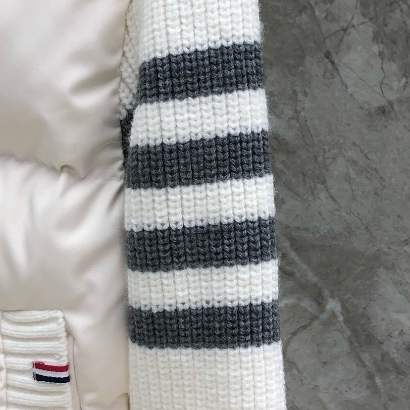 THOM BROWNE 汤姆布朗 TB🌺女款高版本，网红爆款折叠半高领女款羽绒服（含白鸭绒90%） \n