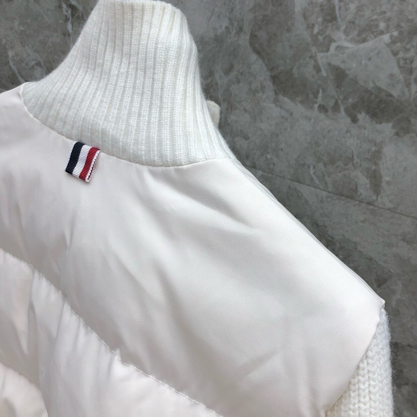 THOM BROWNE 汤姆布朗 TB🌺女款高版本，网红爆款折叠半高领女款羽绒服（含白鸭绒90%） \n
