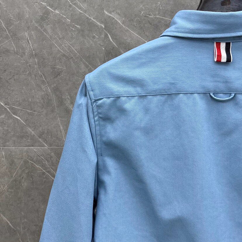 THOM BROWNE 汤姆布朗 TB 水洗棉牛仔衬衫休闲夹克外套 \n码数：1-4 颜色：浅兰、杏色\