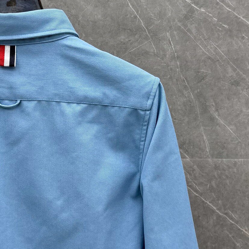 THOM BROWNE 汤姆布朗 TB 水洗棉牛仔衬衫休闲夹克外套 \n码数：1-4 颜色：浅兰、杏色\