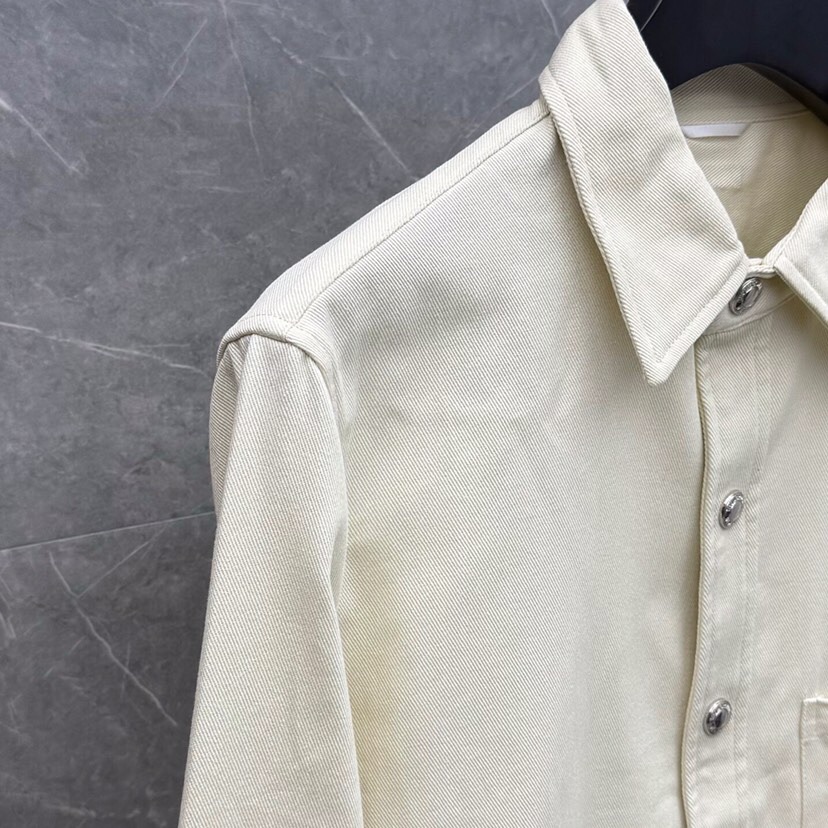 THOM BROWNE 汤姆布朗 TB 水洗棉牛仔衬衫休闲夹克外套 \n码数：1-4 颜色：浅兰、杏色\