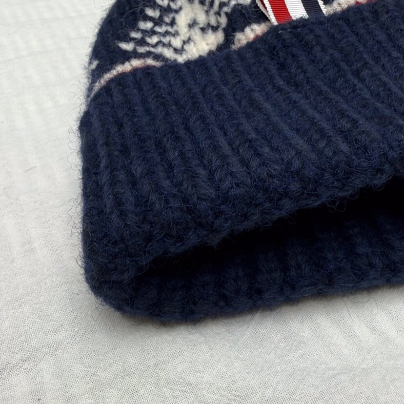 THOM BROWNE 汤姆布朗 TB 费尔岛毛球针织帽 \n码数：均码，颜色：灰色、藏青\n