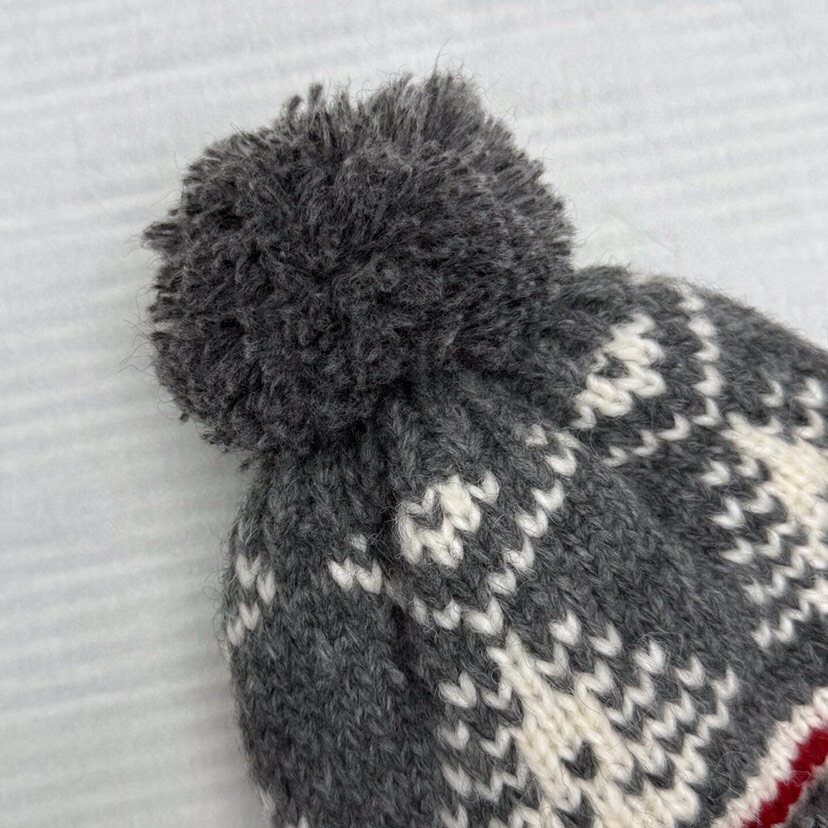 THOM BROWNE 汤姆布朗 TB 费尔岛毛球针织帽 \n码数：均码，颜色：灰色、藏青\n