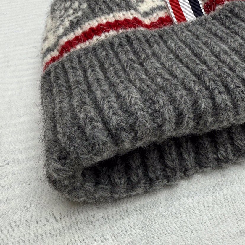 THOM BROWNE 汤姆布朗 TB 费尔岛毛球针织帽 \n码数：均码，颜色：灰色、藏青\n