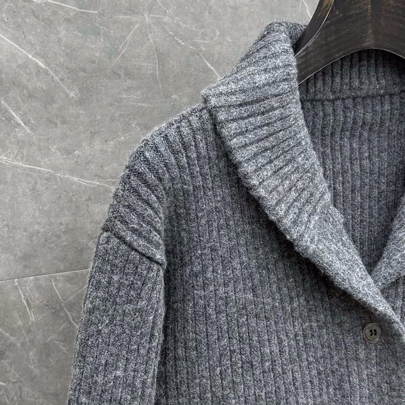 THOM BROWNE 汤姆布朗 TB 爆款加厚保暖翻领四杠短款夹克开衫毛衣\n码数：0.1.2 颜色：