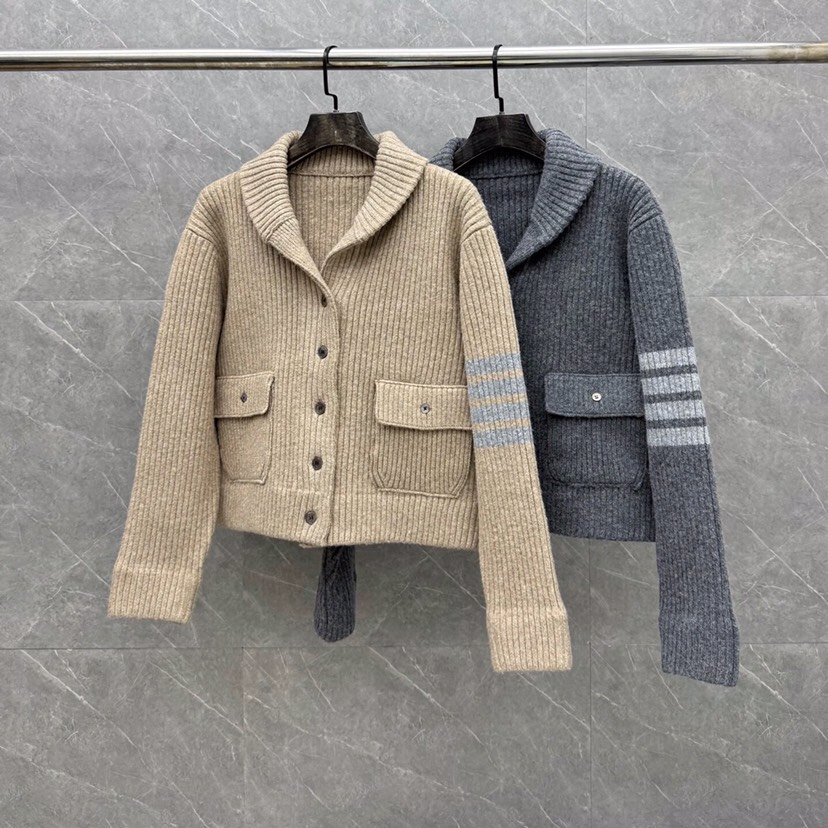 THOM BROWNE 汤姆布朗 TB 爆款加厚保暖翻领四杠短款夹克开衫毛衣\n码数：0.1.2 颜色：