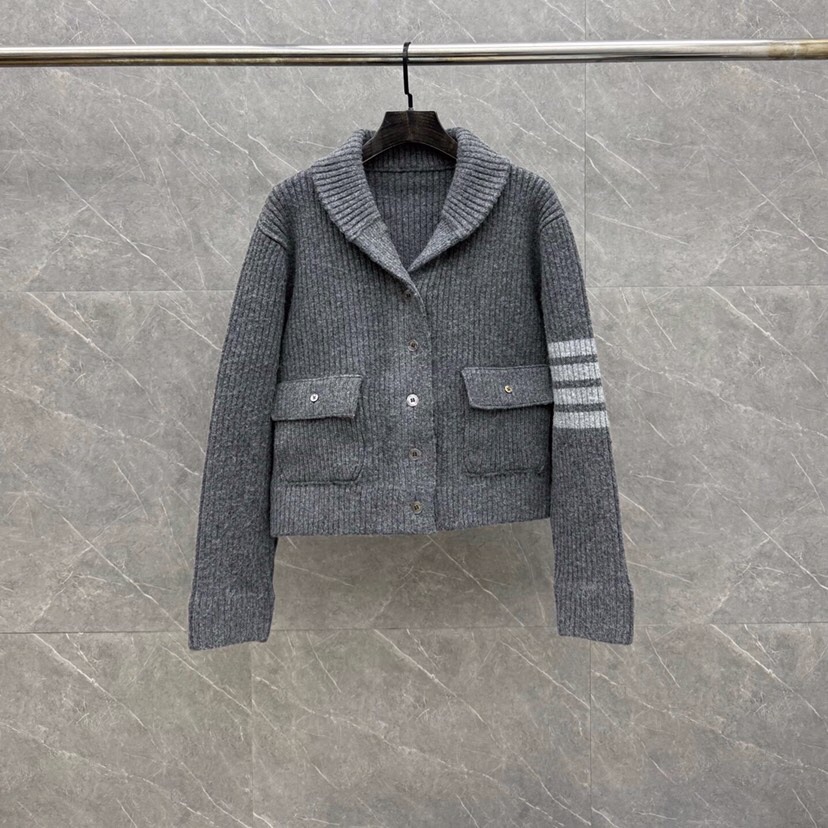 THOM BROWNE 汤姆布朗 TB 爆款加厚保暖翻领四杠短款夹克开衫毛衣\n码数：0.1.2 颜色：