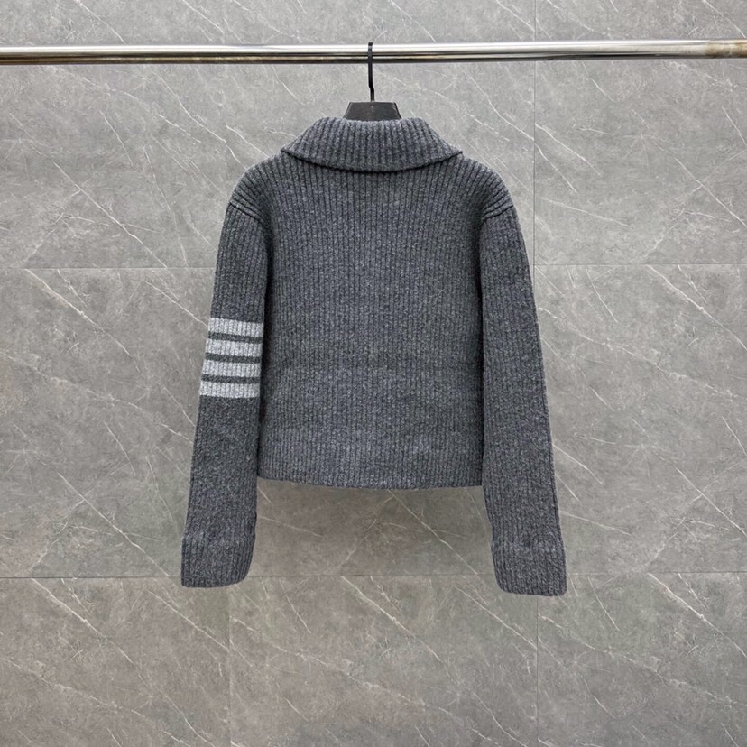 THOM BROWNE 汤姆布朗 TB 爆款加厚保暖翻领四杠短款夹克开衫毛衣\n码数：0.1.2 颜色：