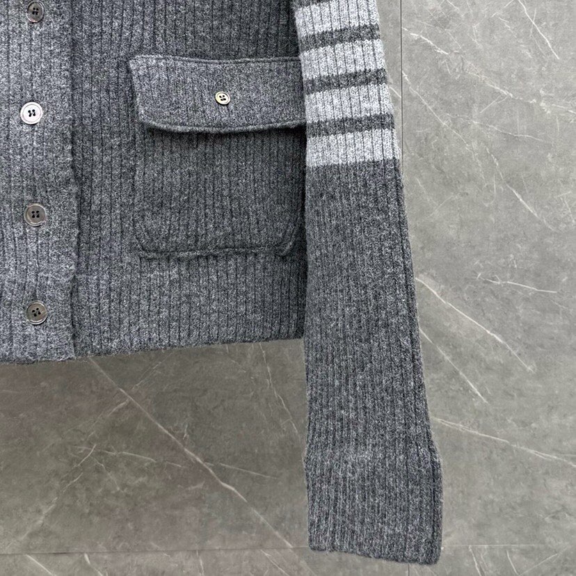 THOM BROWNE 汤姆布朗 TB 爆款加厚保暖翻领四杠短款夹克开衫毛衣\n码数：0.1.2 颜色：