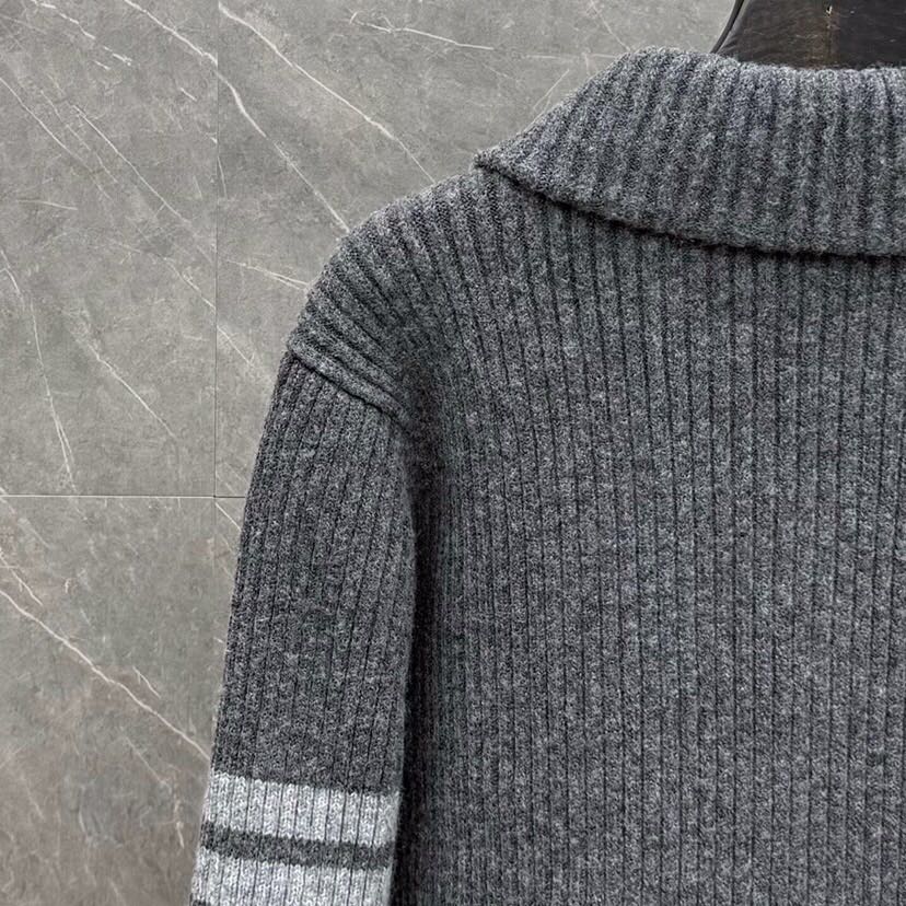 THOM BROWNE 汤姆布朗 TB 爆款加厚保暖翻领四杠短款夹克开衫毛衣\n码数：0.1.2 颜色：