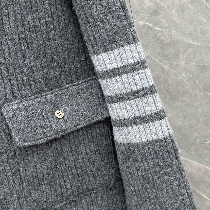 THOM BROWNE 汤姆布朗 TB 爆款加厚保暖翻领四杠短款夹克开衫毛衣\n码数：0.1.2 颜色：