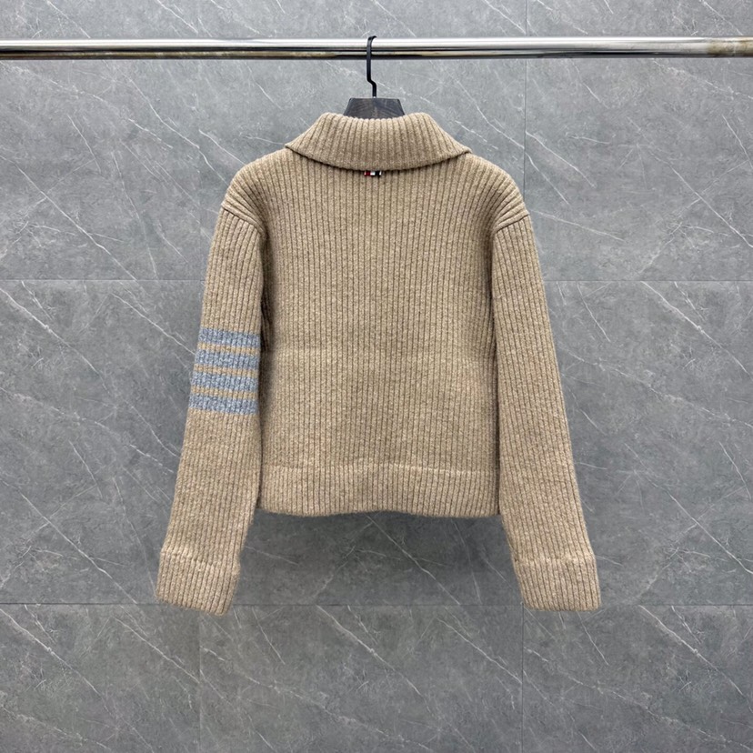 THOM BROWNE 汤姆布朗 TB 爆款加厚保暖翻领四杠短款夹克开衫毛衣\n码数：0.1.2 颜色：