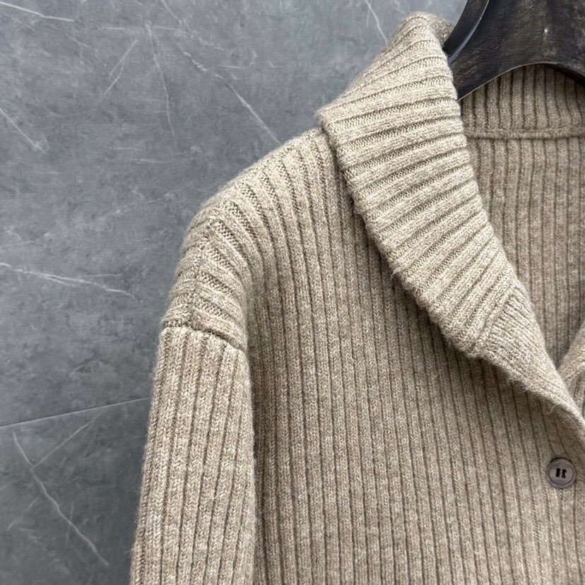 THOM BROWNE 汤姆布朗 TB 爆款加厚保暖翻领四杠短款夹克开衫毛衣\n码数：0.1.2 颜色：