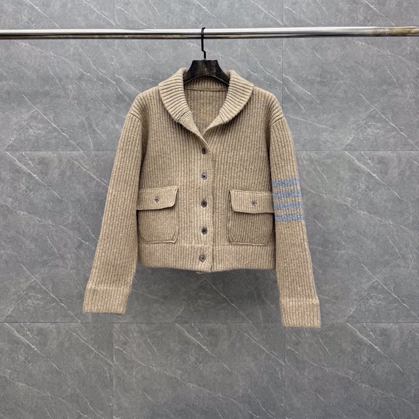 THOM BROWNE 汤姆布朗 TB 爆款加厚保暖翻领四杠短款夹克开衫毛衣\n码数：0.1.2 颜色：