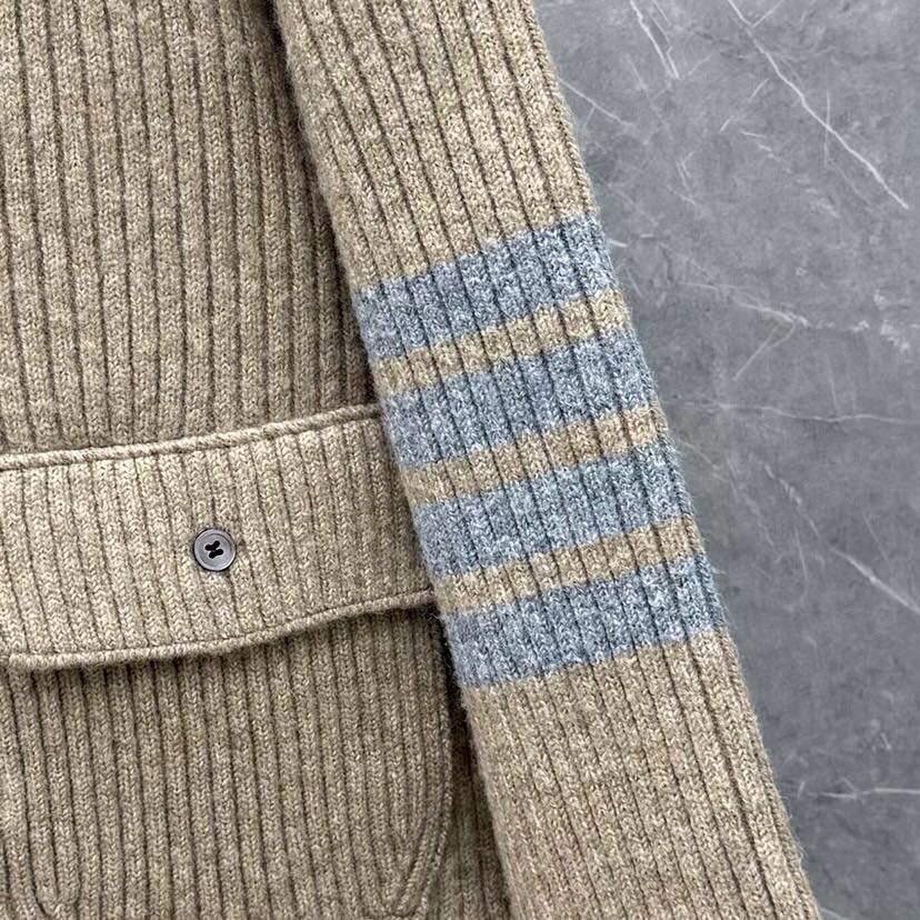 THOM BROWNE 汤姆布朗 TB 爆款加厚保暖翻领四杠短款夹克开衫毛衣\n码数：0.1.2 颜色：