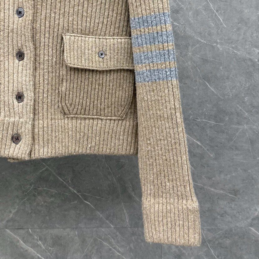 THOM BROWNE 汤姆布朗 TB 爆款加厚保暖翻领四杠短款夹克开衫毛衣\n码数：0.1.2 颜色：