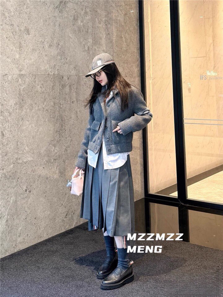 THOM BROWNE 汤姆布朗 TB 爆款加厚保暖翻领四杠短款夹克开衫毛衣\n码数：0.1.2 颜色：